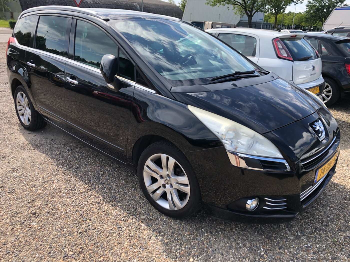 Peugeot 5008 1.6 HDiF ST 7p 2010 - voorkant