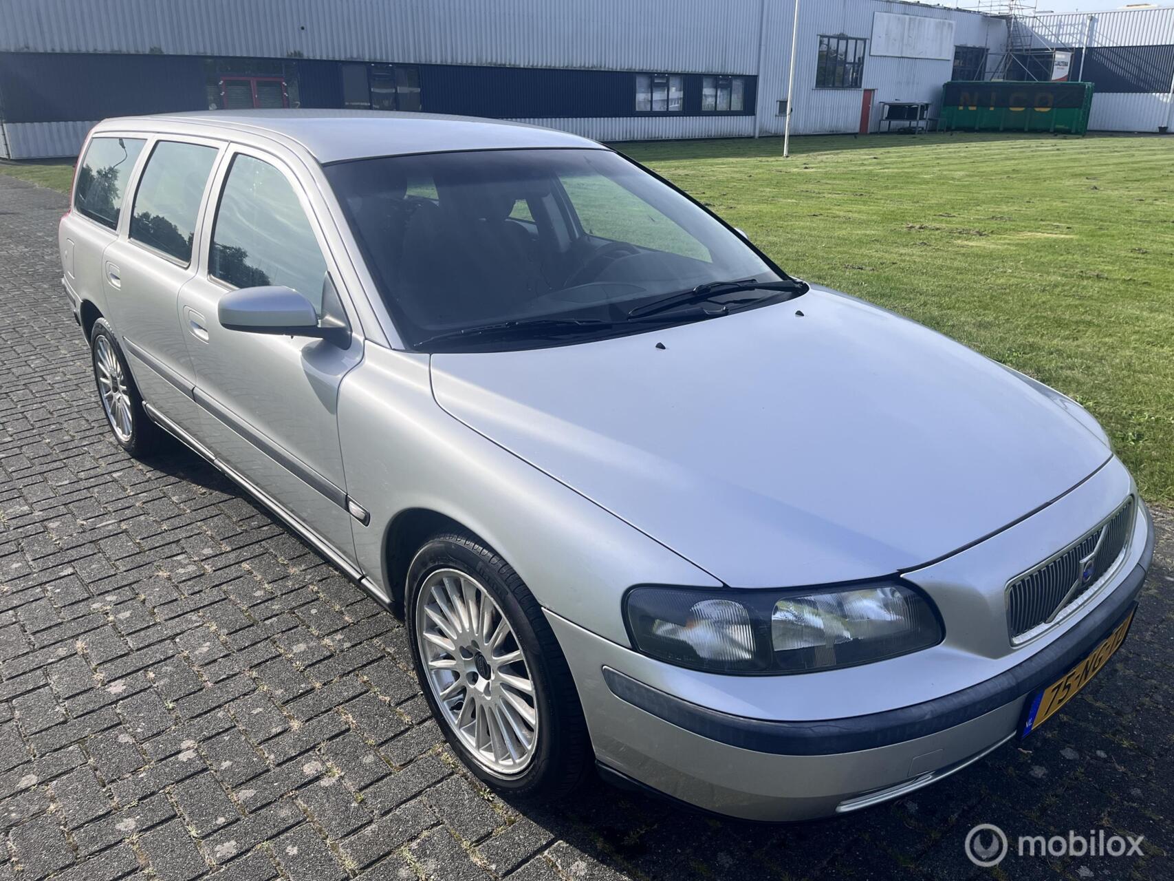 Volvo V70 2.4 Comfort Line Automaat LPG / APK / NAP / Airco / 2003 - voorkant