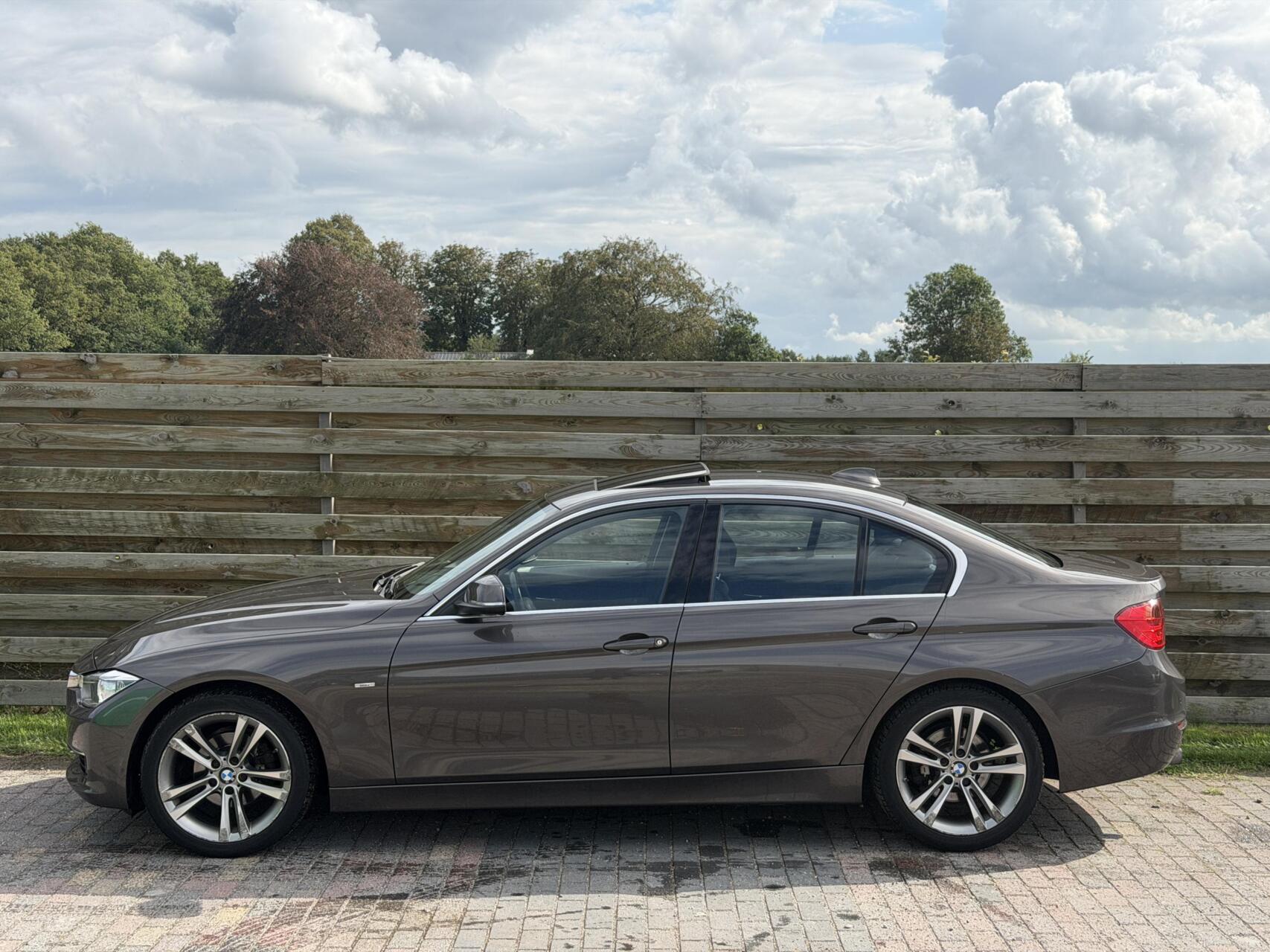 Foto van BMW 320i Ed