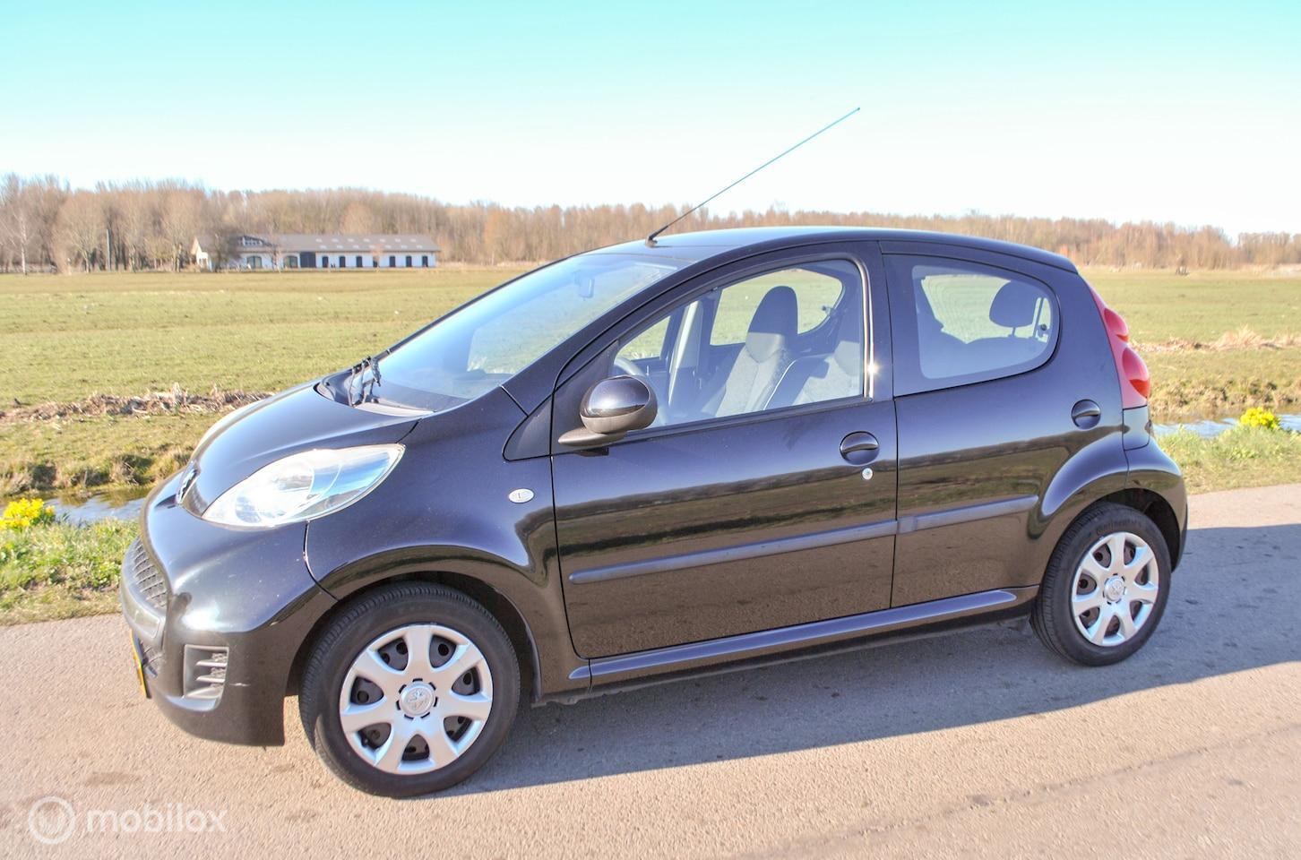 Peugeot 107 1.0-12V XS 2012 - voorkant