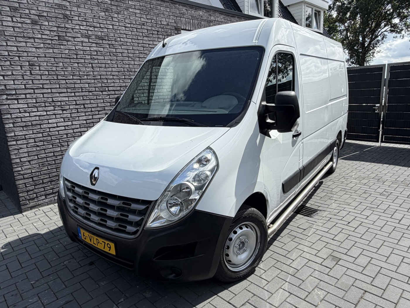 Renault Master T33 2.3 dCi L2H2 Générique | Airco | 2500 kg Trekgewicht | NAV | Trekhaak 2011 - voorkant
