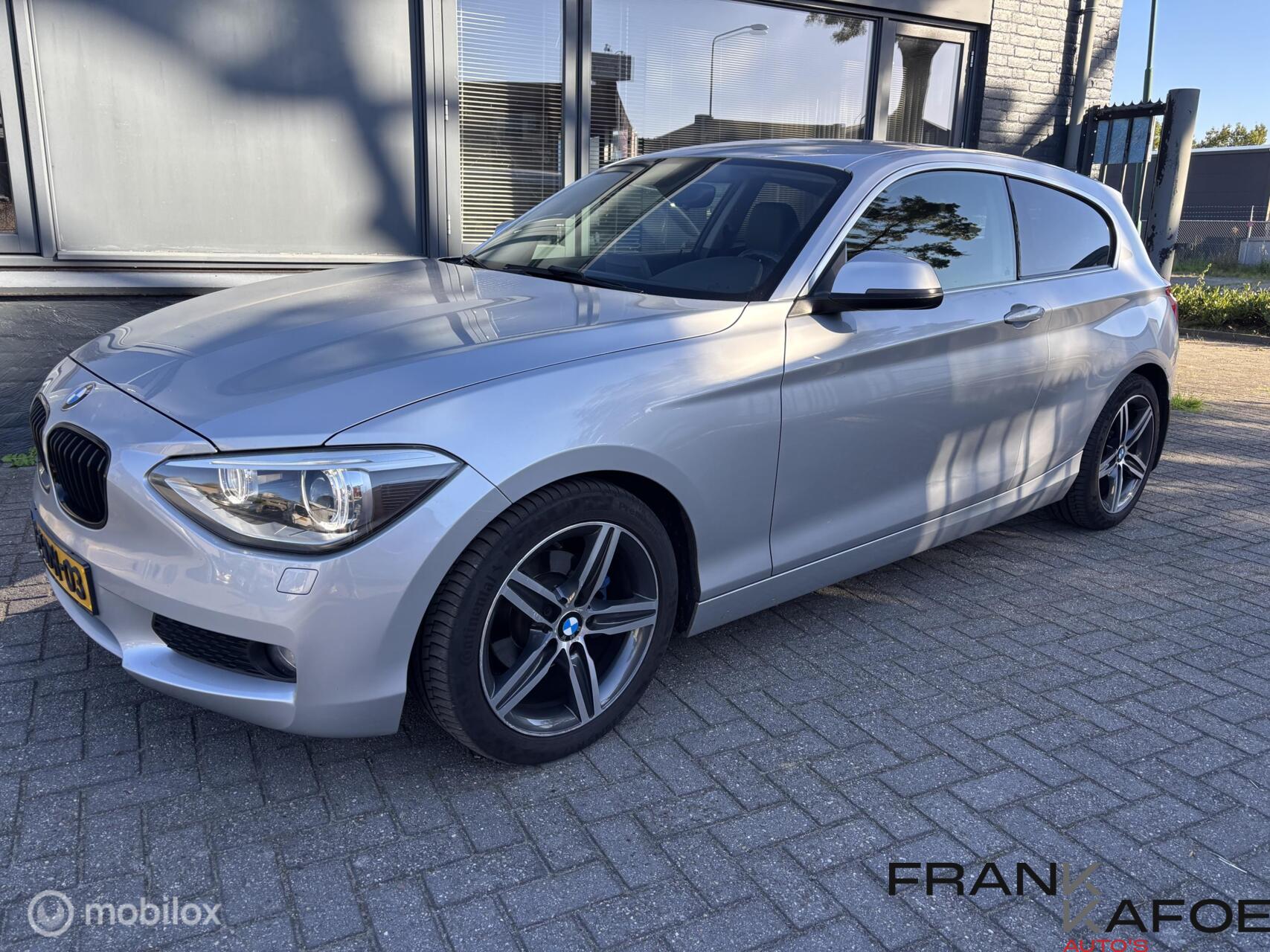 BMW 114i 1.6i Upgrade Edition Airco Navi Bl.tooth Leder 17"LM Xenon PDC 2014 - voorkant