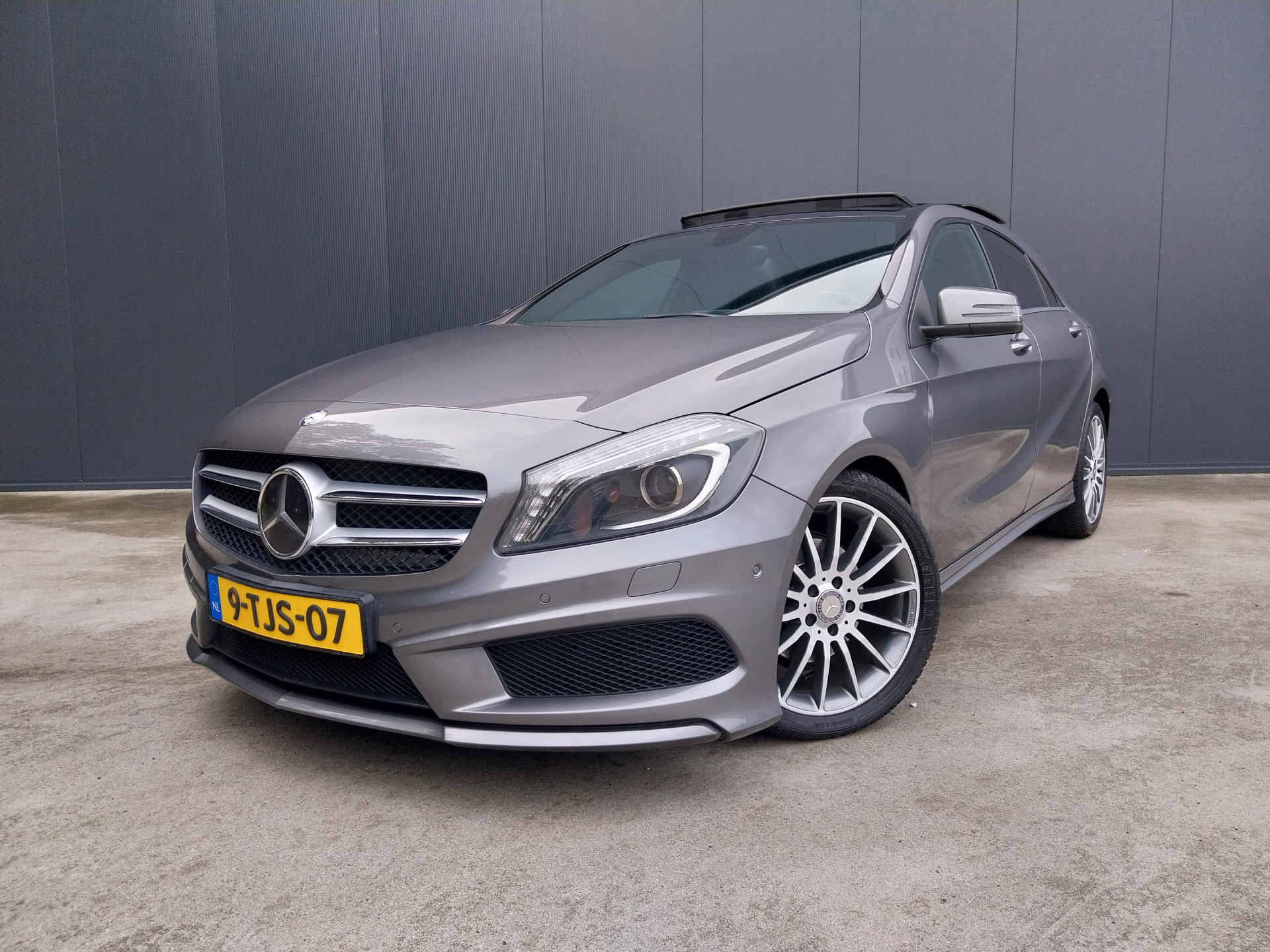 Mercedes-Benz A 180 180 AUTOMAAT AMG PANODAK LED XENON HALF LEER ECC CRUISE NAVI 2014 - voorkant