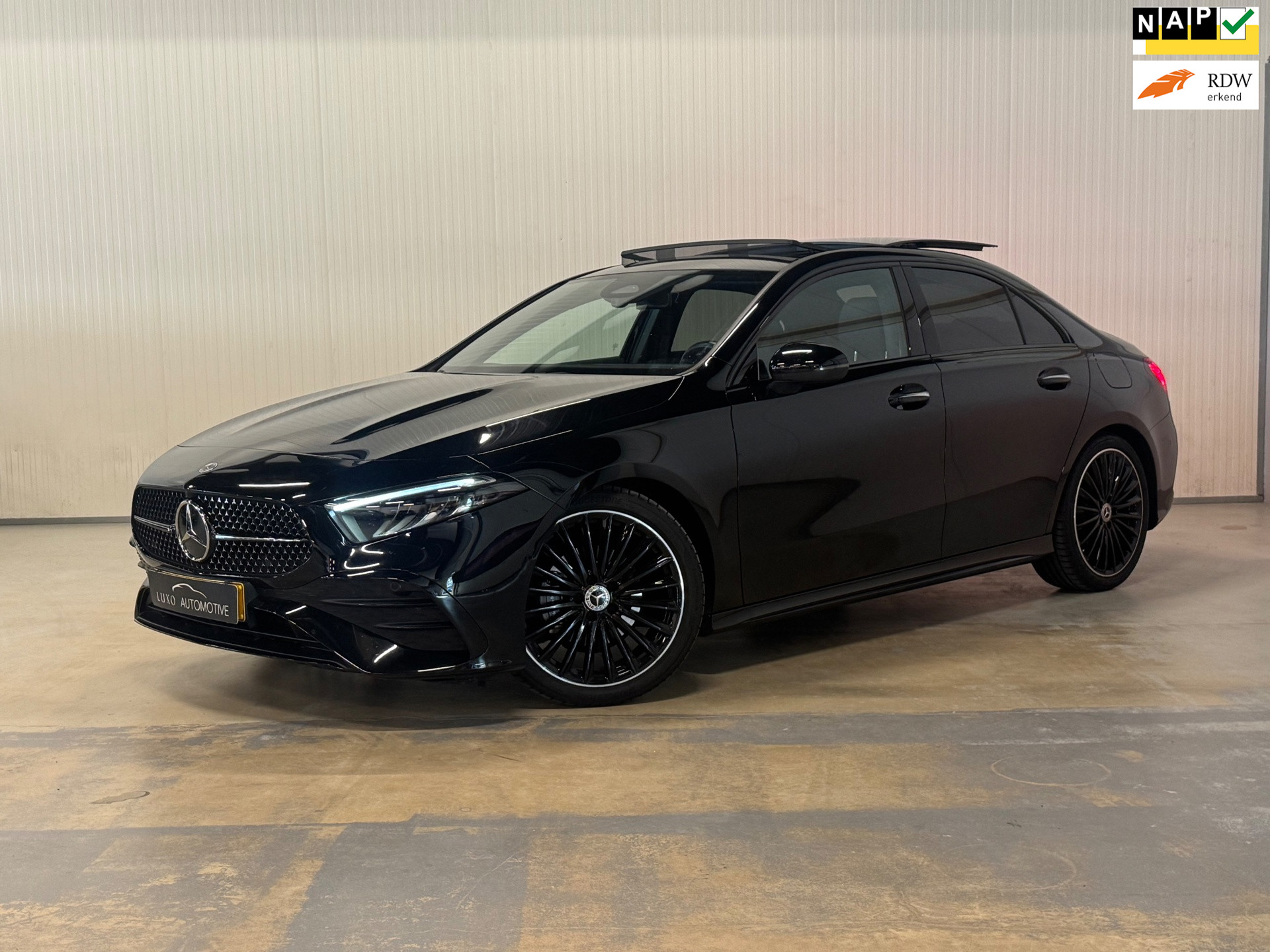 Mercedes-Benz A 180 180 AMG Line | FACELIFT | NAP | PANO | NIGHT | AMBIANCE 2023 - voorkant