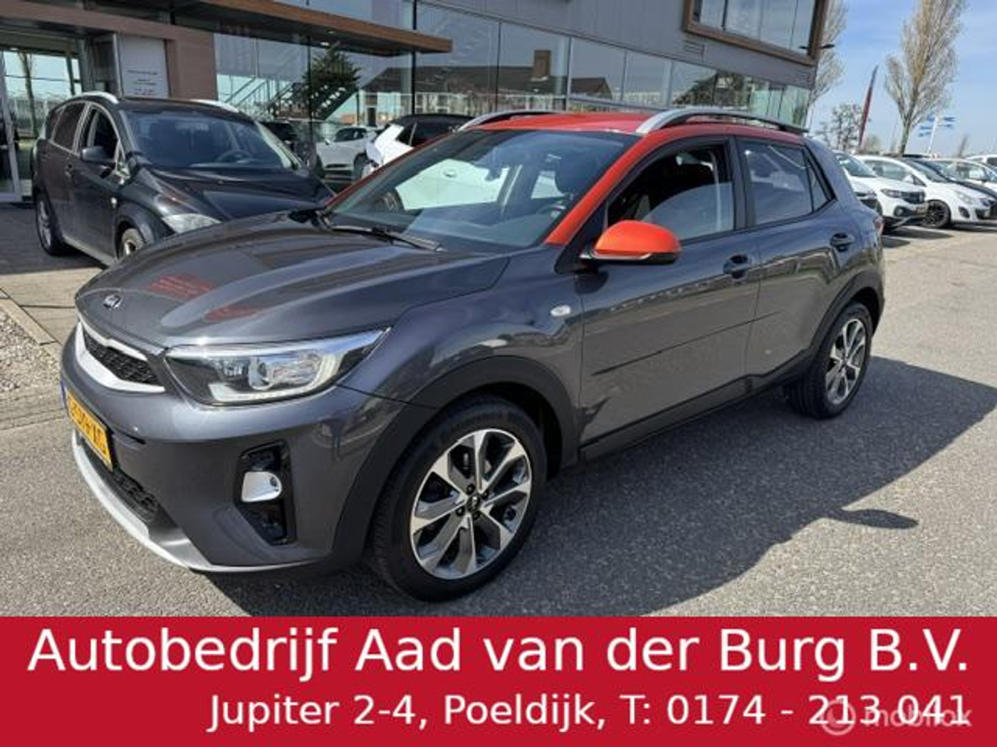 Kia Stonic 1.0 T-GDI Dynamic   17 inch velgen & banden , Prive glas , Navigatie , Bluetooth  Priveglas , Electrische ramen & Spiegels , Parkeerhulp achter  Two Tone , Gray - Orange 2020 - voorkant