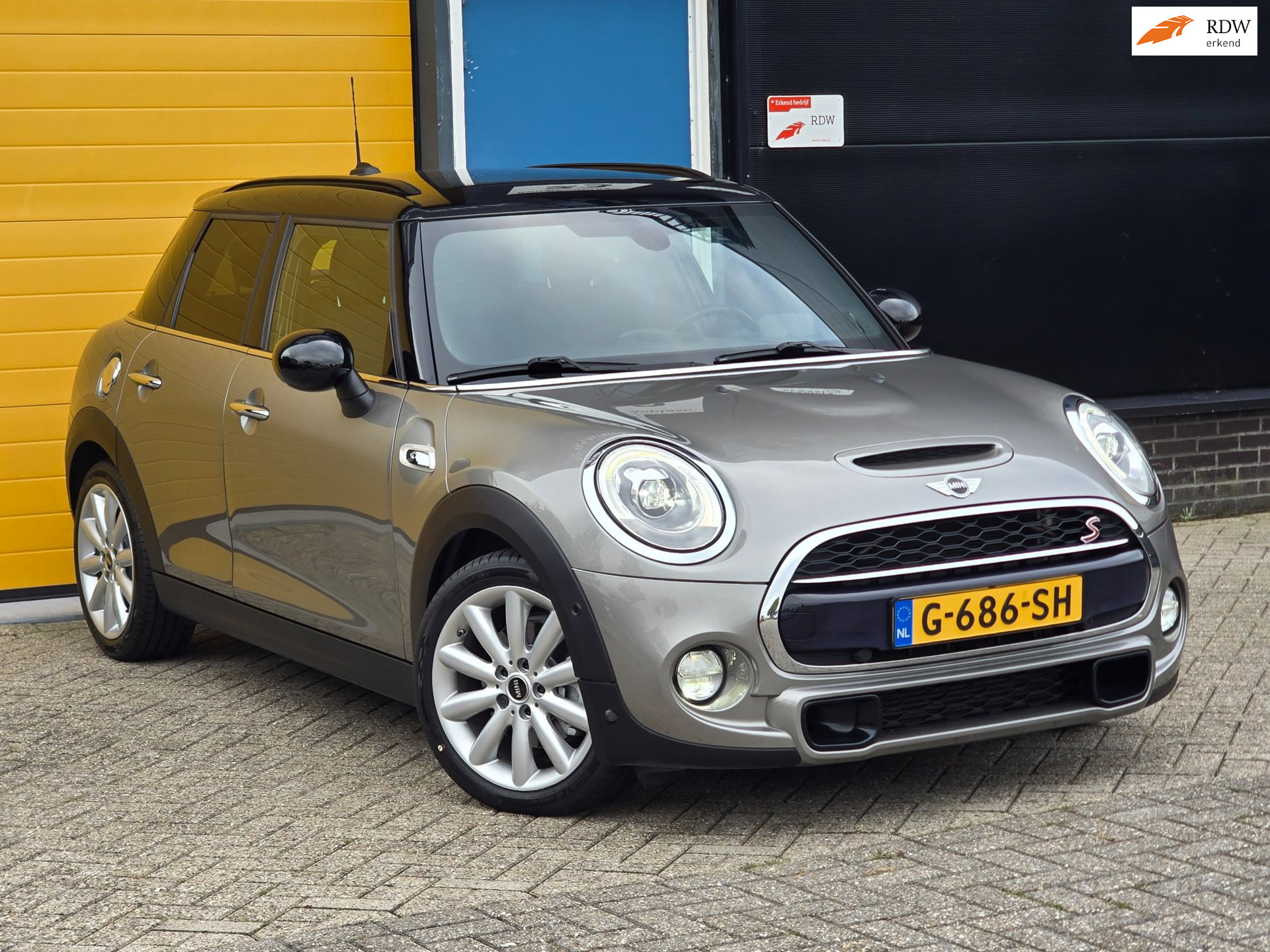 Mini Cooper S 2.0 Cooper S Chili Serious Business / AUT / 5 Deurs / Navi / Head Up / Harman Kardon / Stoelverwarming / Led / Pdc 2018 - voorkant