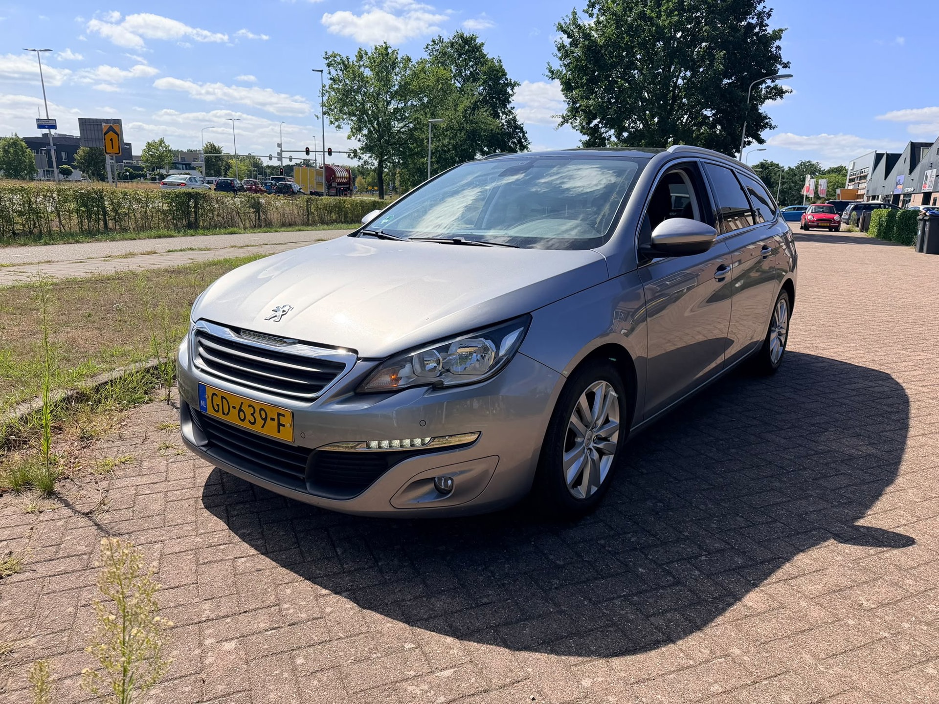 Peugeot 308 SW 1.2 PureTech Blue Lease Executive 2015 - voorkant