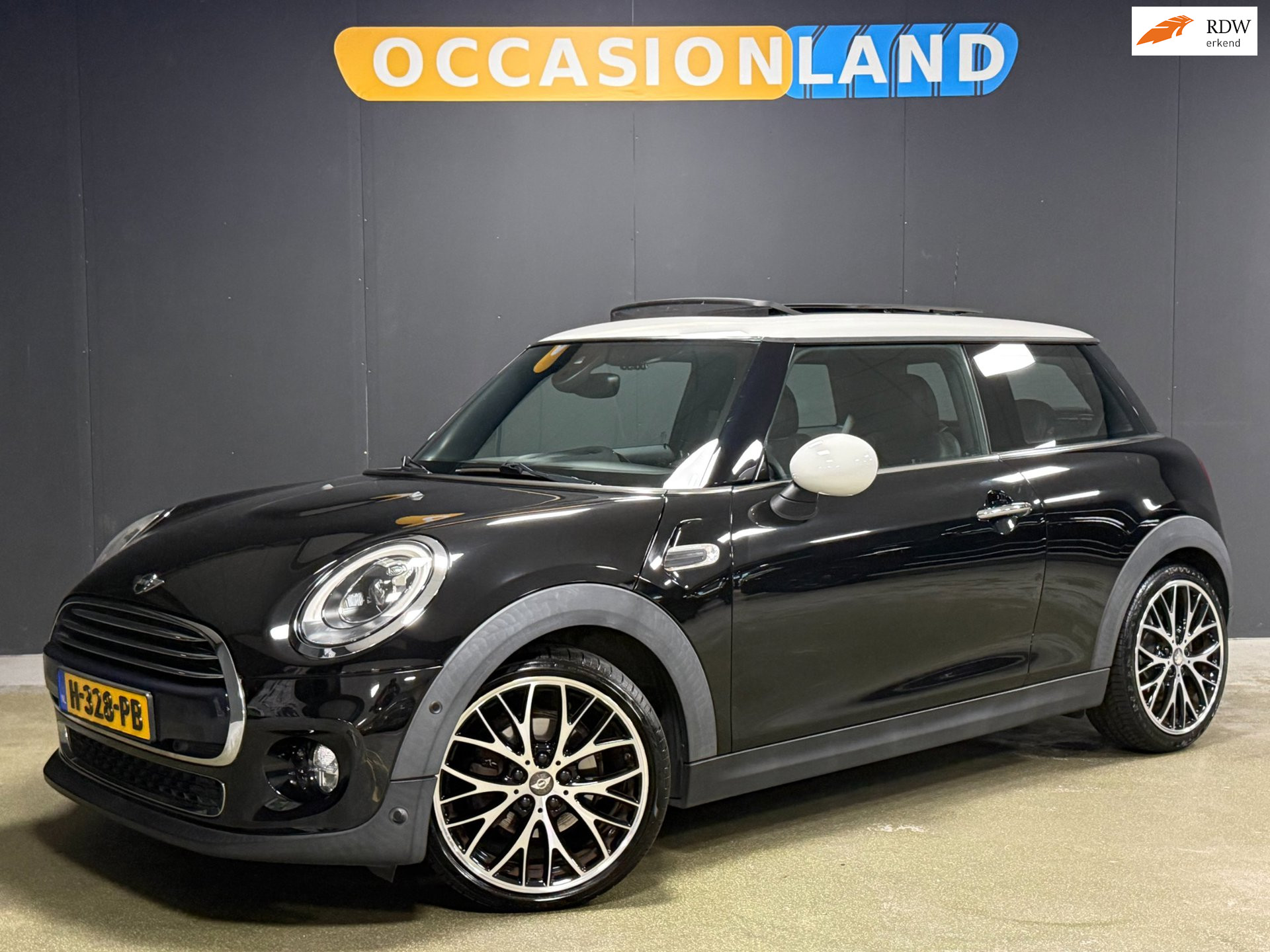 Mini Cooper 1.5 Cooper Chili Serious Business|PANO|SFEER|CAMERA|ACC|STOELV|BLUETOOTH|NAVI|18INCH| 2017 - voorkant