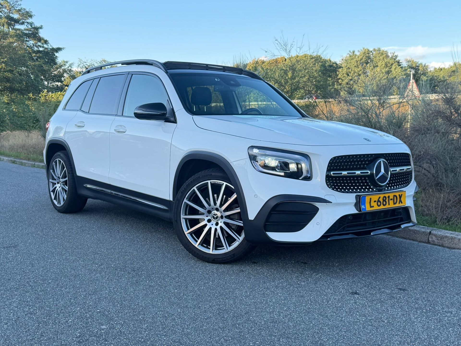 Mercedes-Benz Glb-klasse 200 4MATIC Premium 7-Persoons SFEER AMG PANO CAM PDC LANE ASS FRONT ASS 2020 - voorkant