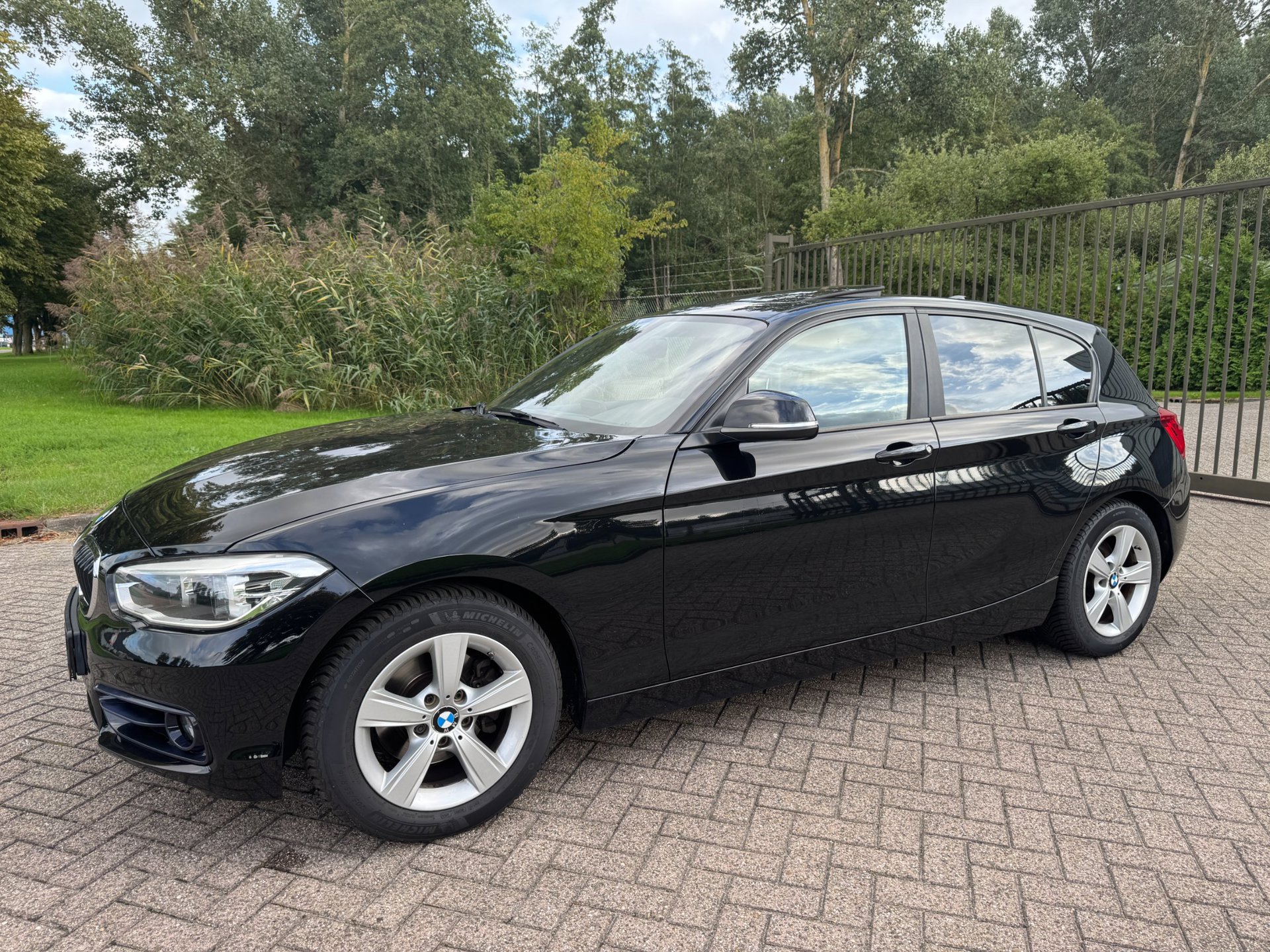 BMW 120i 120i Centennial Executive|184PK|ECC|PANO|CRUISE|BLUETOOTH|TREKHAAK|NAVI 2017 - voorkant