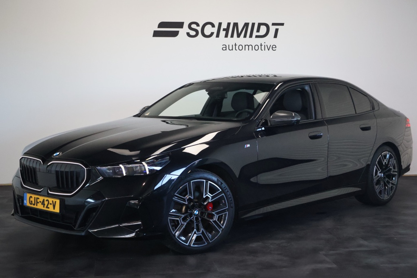 BMW 520i 520i | M-Sport Pro | Panorama | H&K | Trekhaak | Carbon 2023 - voorkant