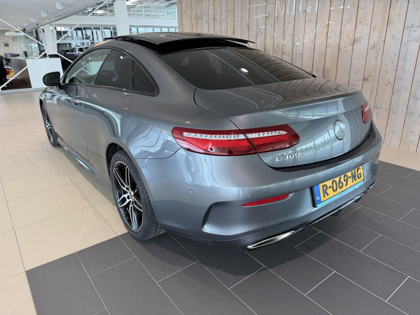 Foto van Mercedes-Benz E 300