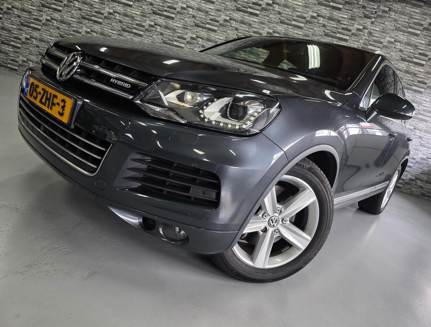 Volkswagen Touareg 3.0 TSI Hybrid Highline *NL AUTO*1e eig*! 2012 - voorkant