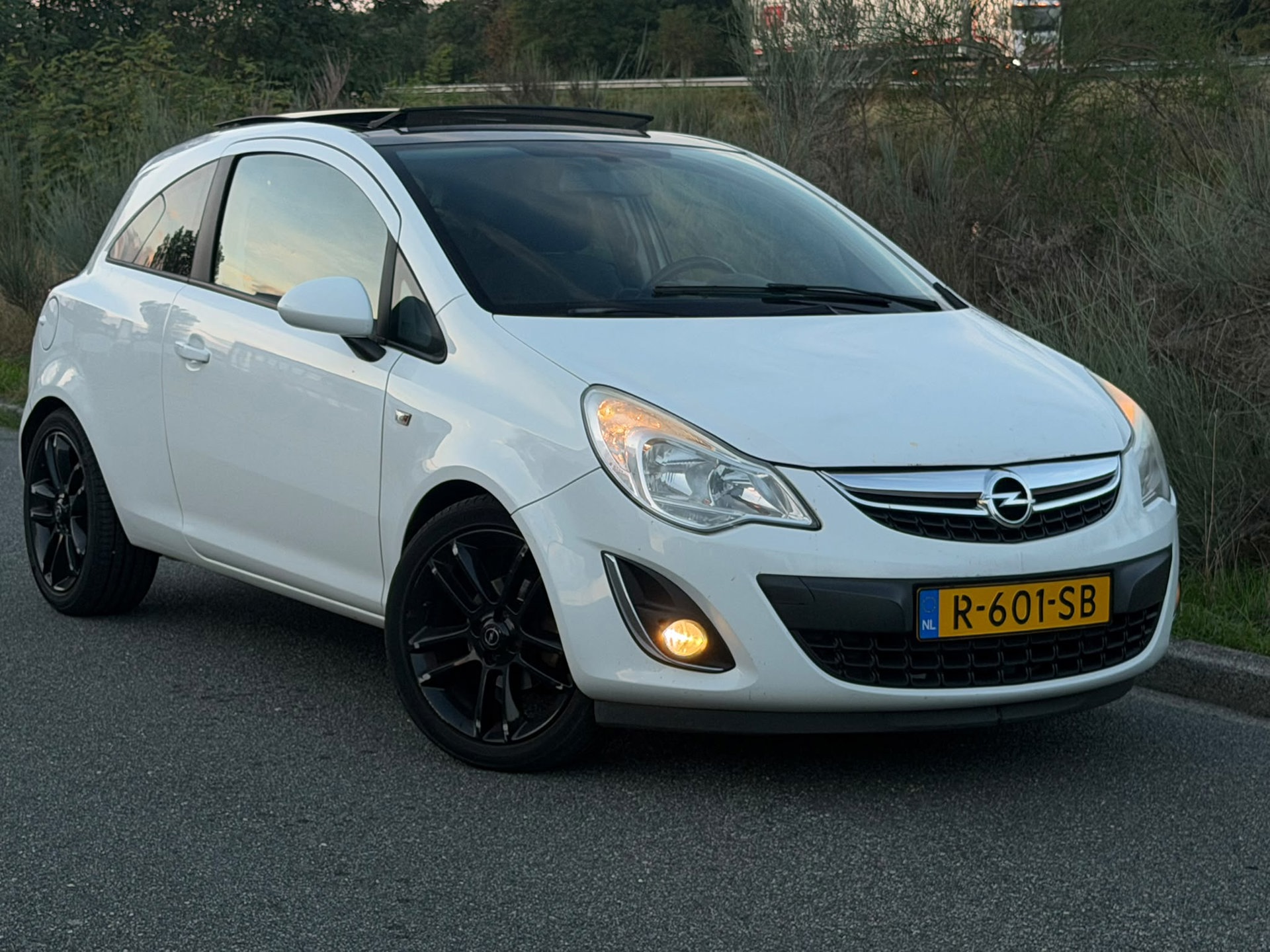 Opel Corsa 1.4-16V PANO AIRCO STUURVERW STOELVERW MULTIF STUUR 2011 - voorkant