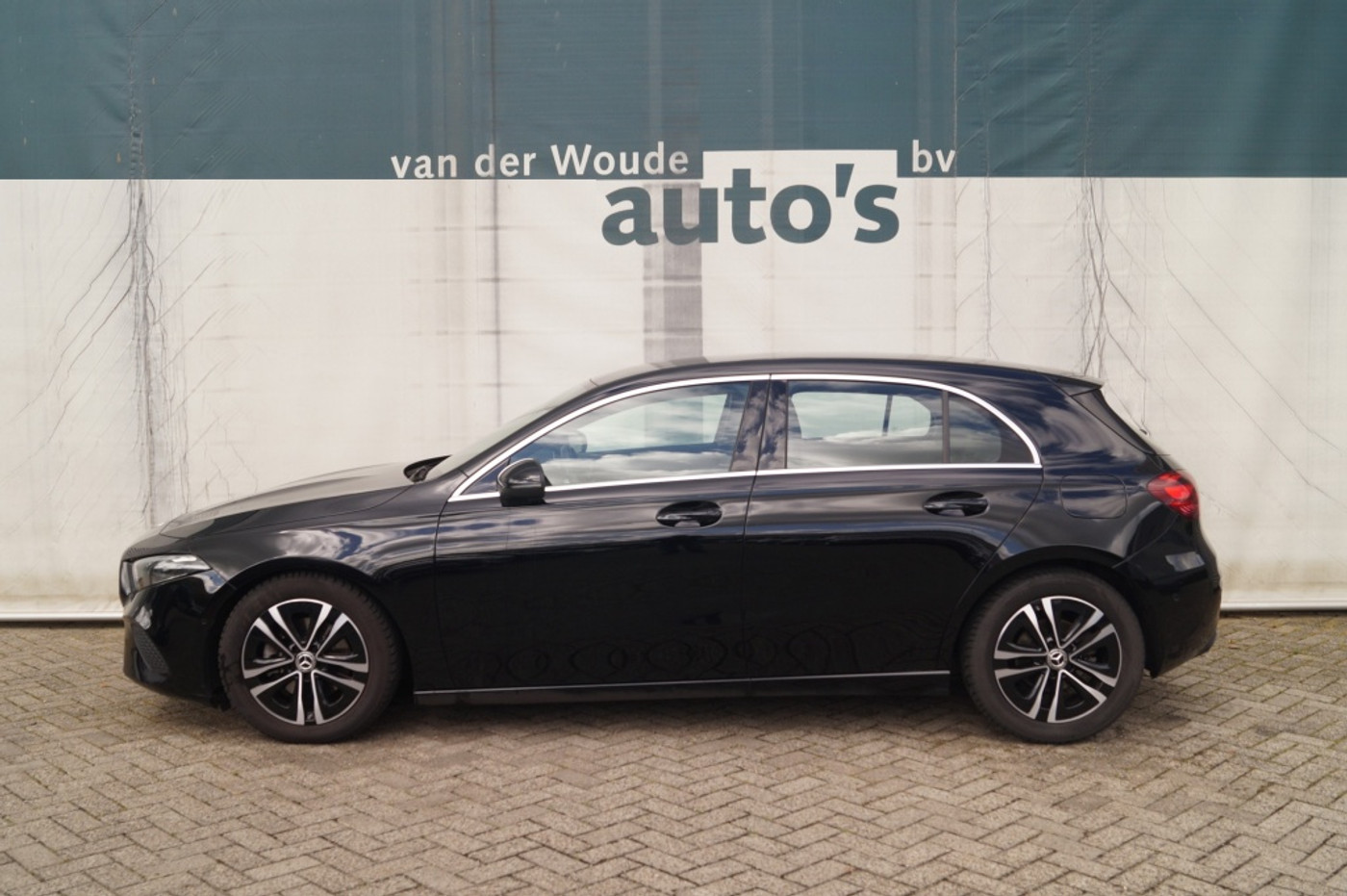 Mercedes-Benz A 180 180 Automaat Luxury Line -LED-ECC-PDC-CAM- 2023 - voorkant