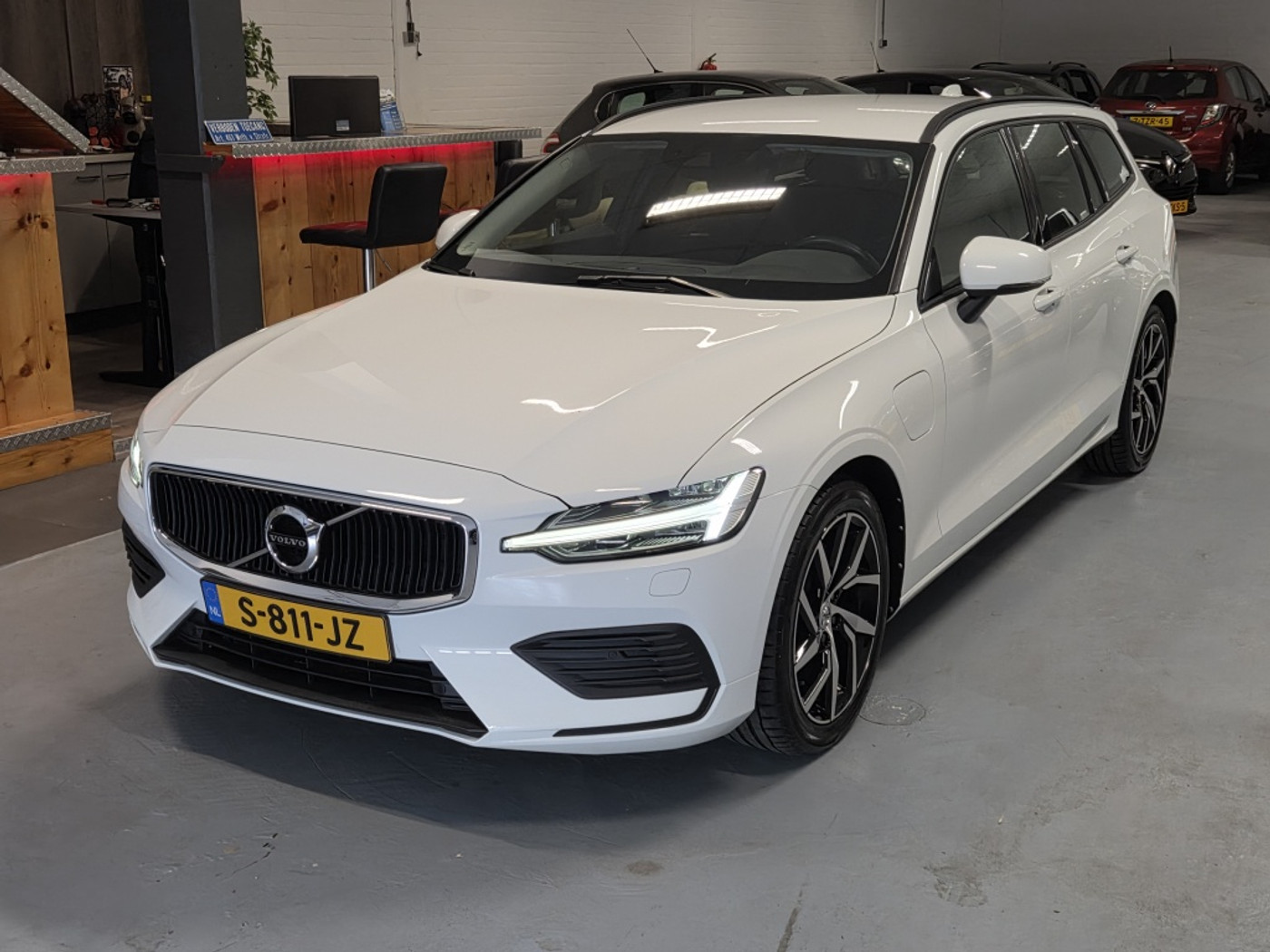 Volvo V60 T6 Twin Engine 2.0 T6 TE AWD MomPro 2020 - voorkant