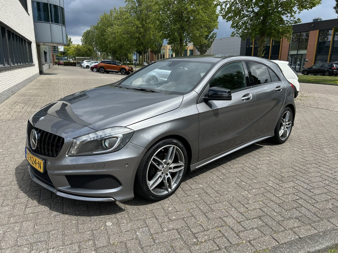Mercedes-Benz A 180 180 Prestige AMG XENON STOELVW NAVI CAMERA PDC 2013 - voorkant
