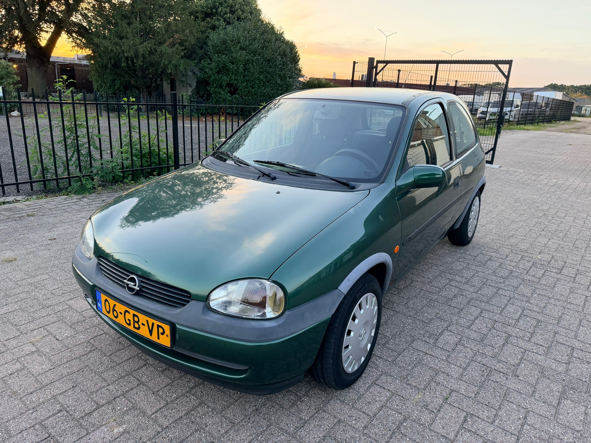 Opel Corsa-b 1.2i-16V Onyx 2000 - voorkant