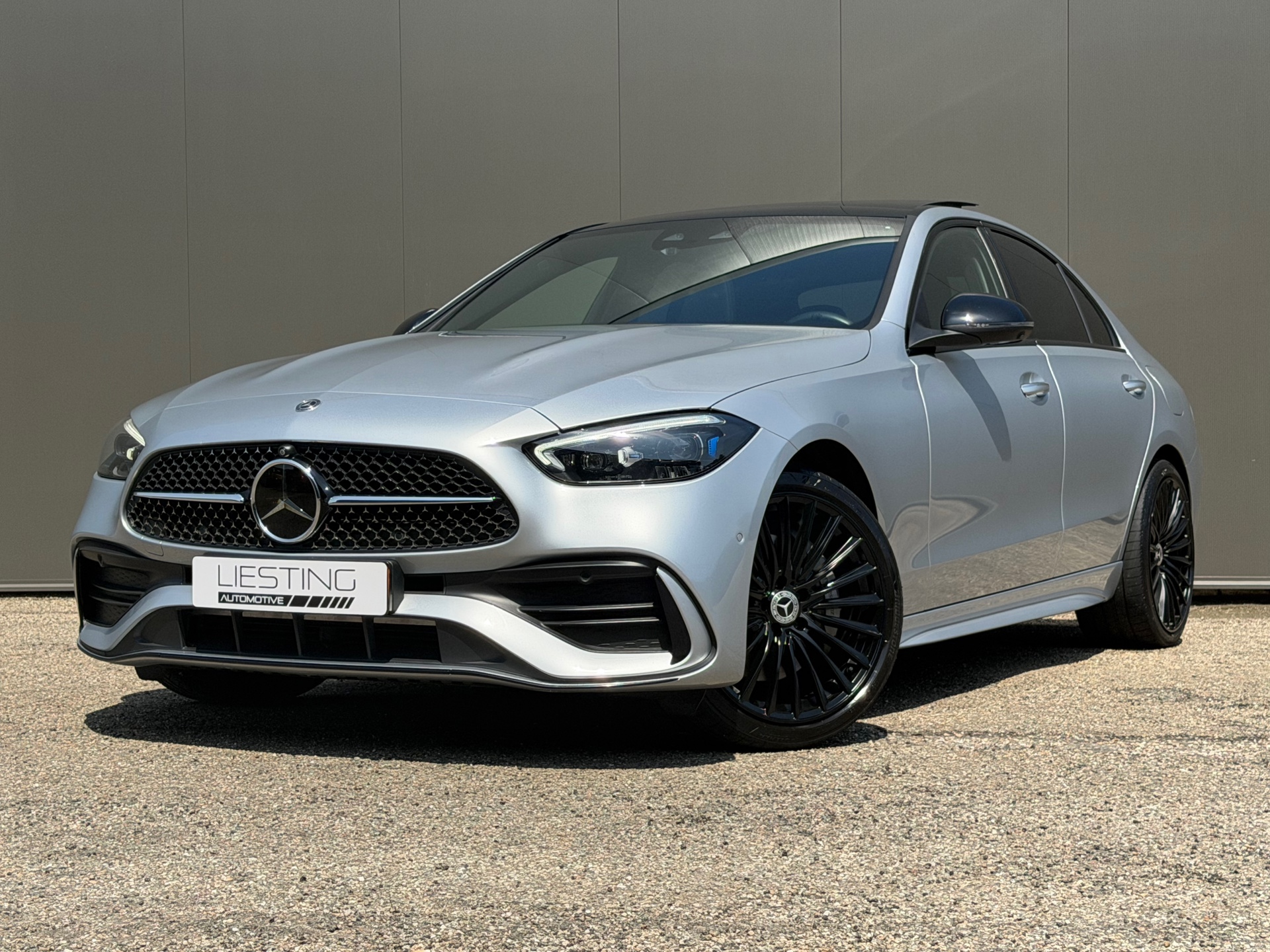 Mercedes-Benz C 300 E 300e AMG Line Pano Burmester Trekhaak 2022 - voorkant