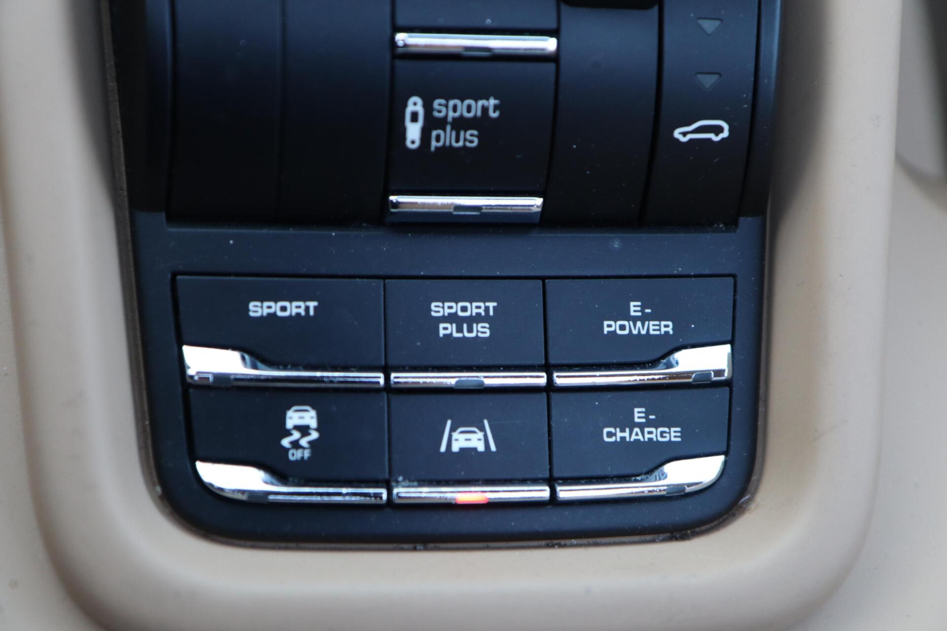 Foto van Porsche Cayenne S E-hybrid