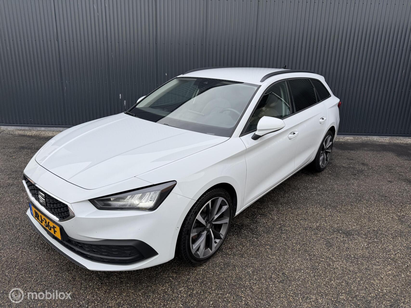 Seat Leon Sportstourer 1.5 eTSI Style Business Intense 2021 - voorkant