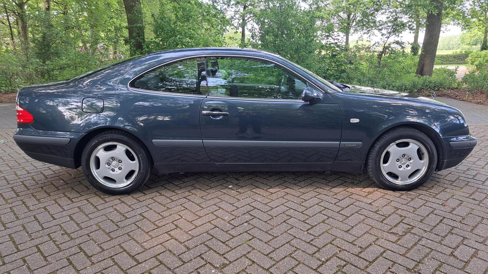 Foto van Mercedes-Benz CLK 320