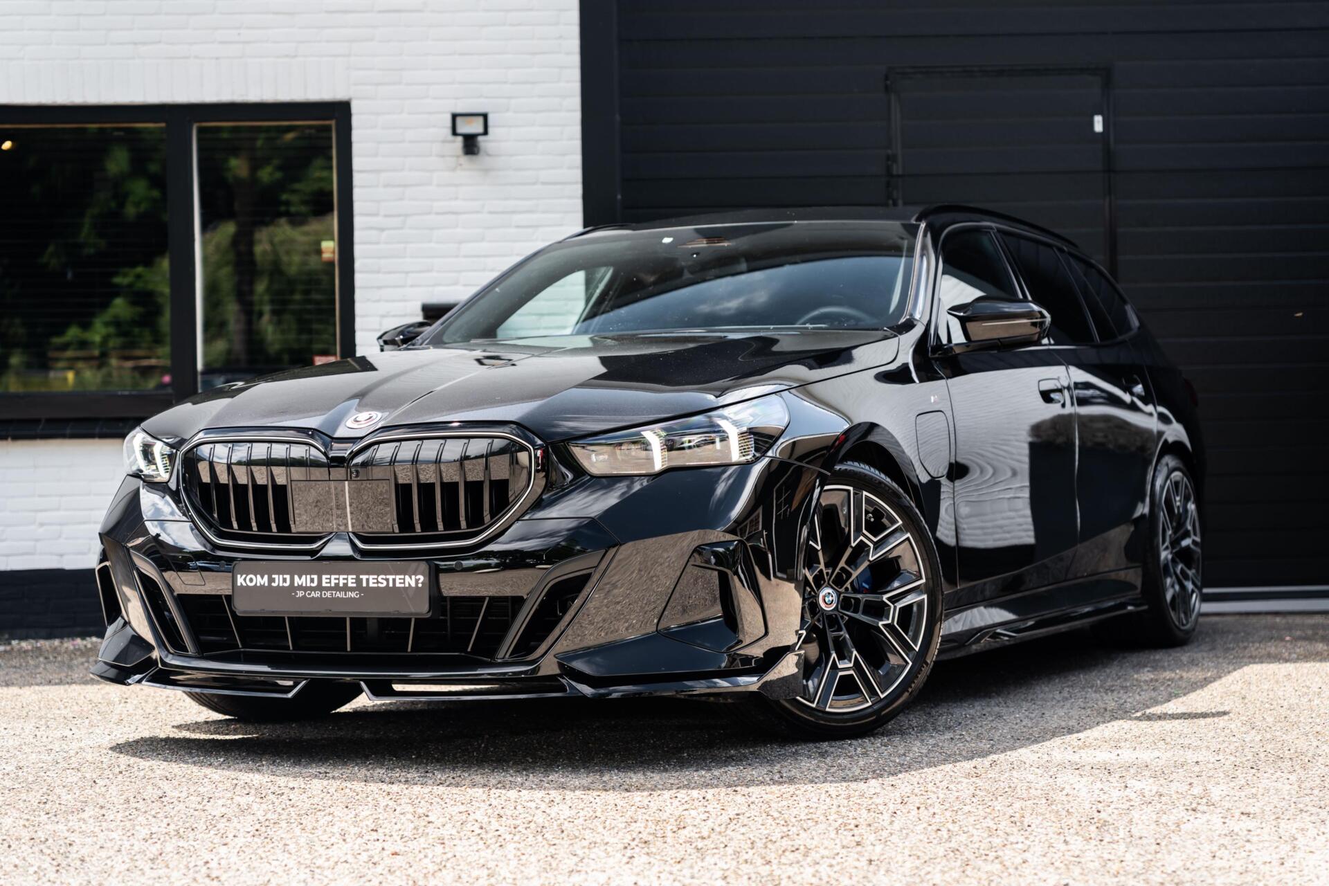 BMW 5-serie Touring 530e M Sport PRO 360 H&K HUD Trekhaak 2024 - voorkant
