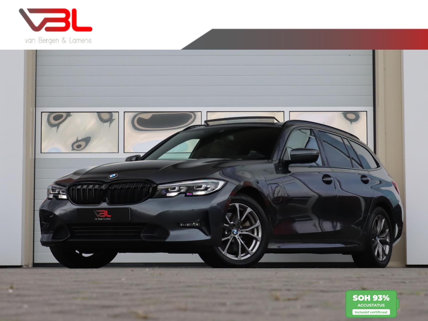 BMW 3-serie Touring 320e High Executive | SOH 93,9% | Panoramadak 2021 - voorkant