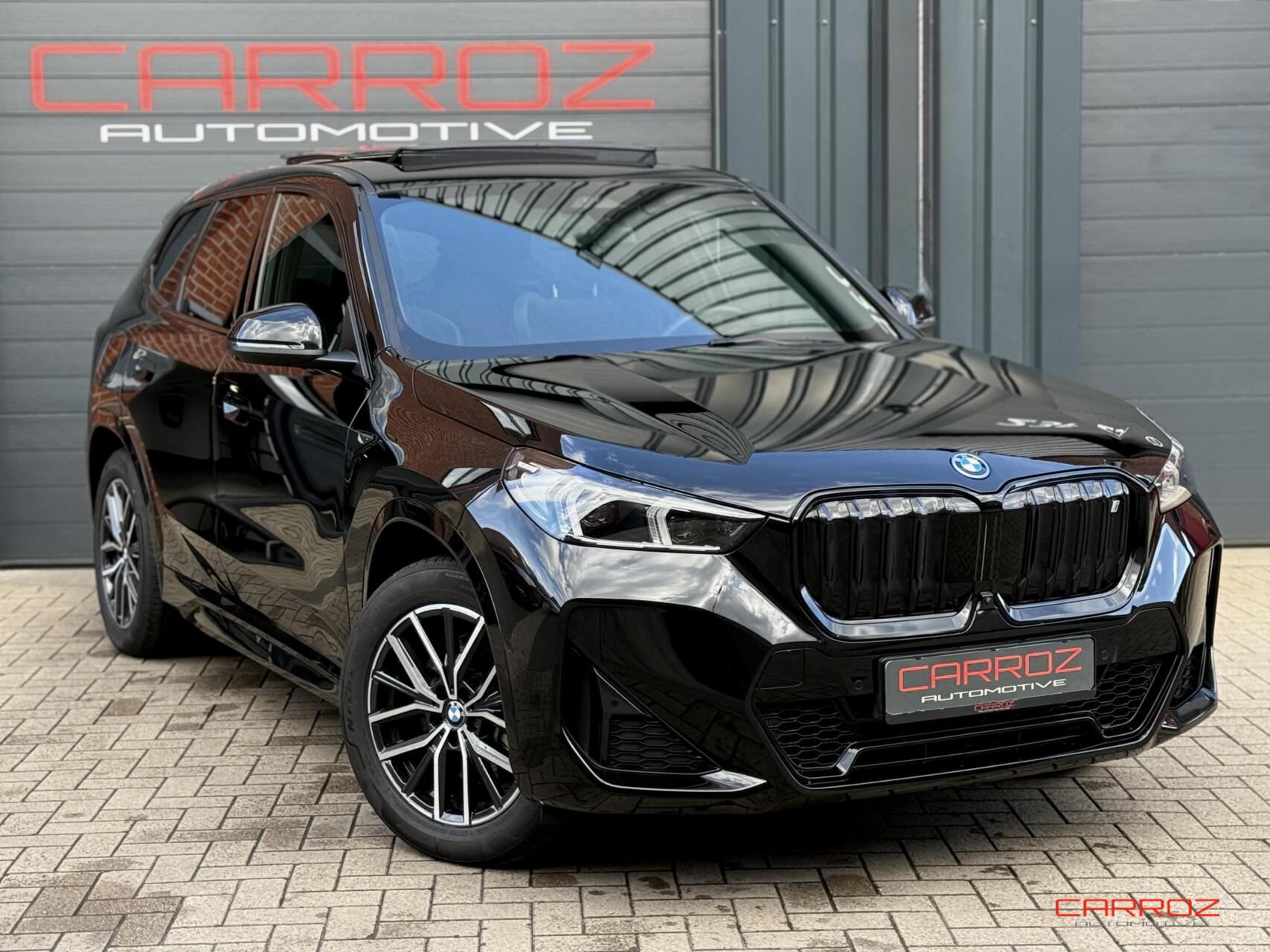 BMW Ix1 xDrive30 M Sport Pano H&K HUD Trekhaak 2024 - voorkant