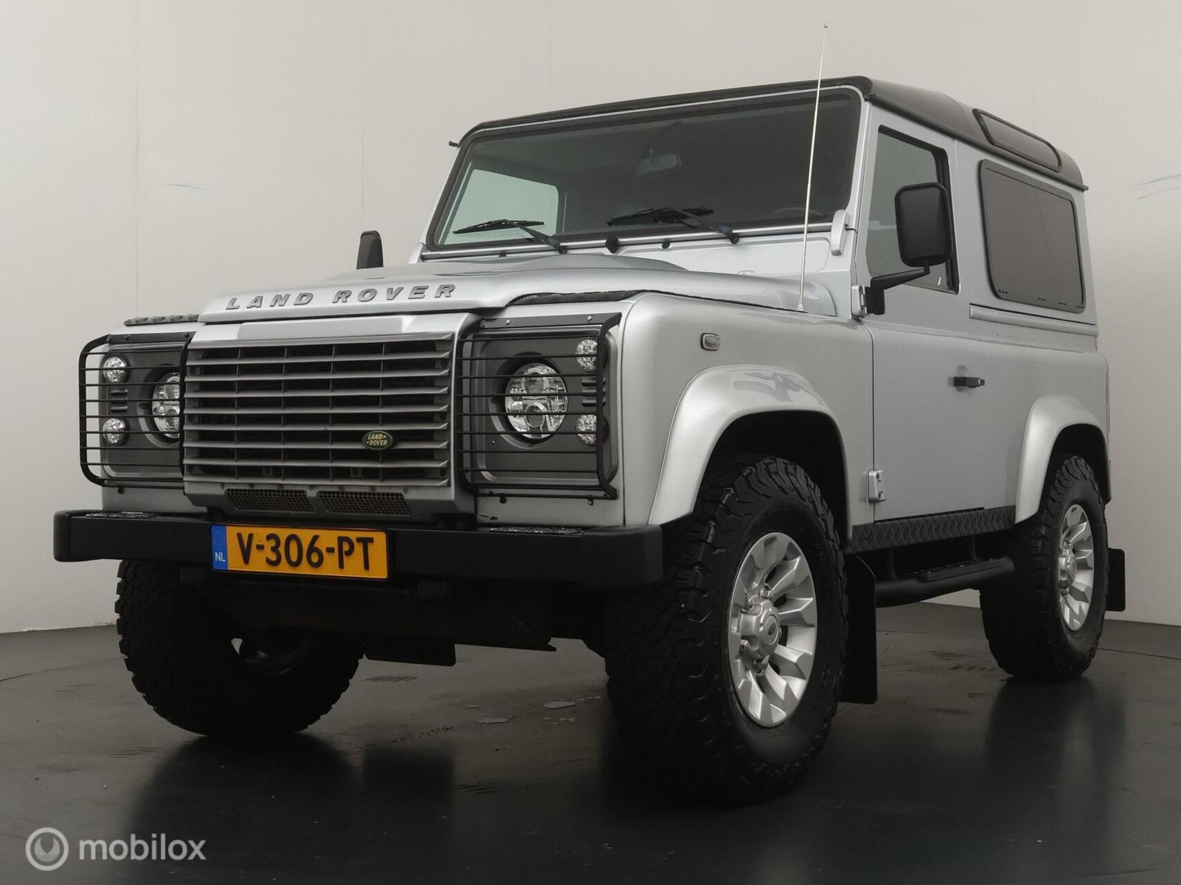 Land Rover Defender 90 2.4 TD | youngtimer | Lage km stand | airco | Stoelverwarming | sawtooth | led | rijklaarprijs | 2007 - voorkant
