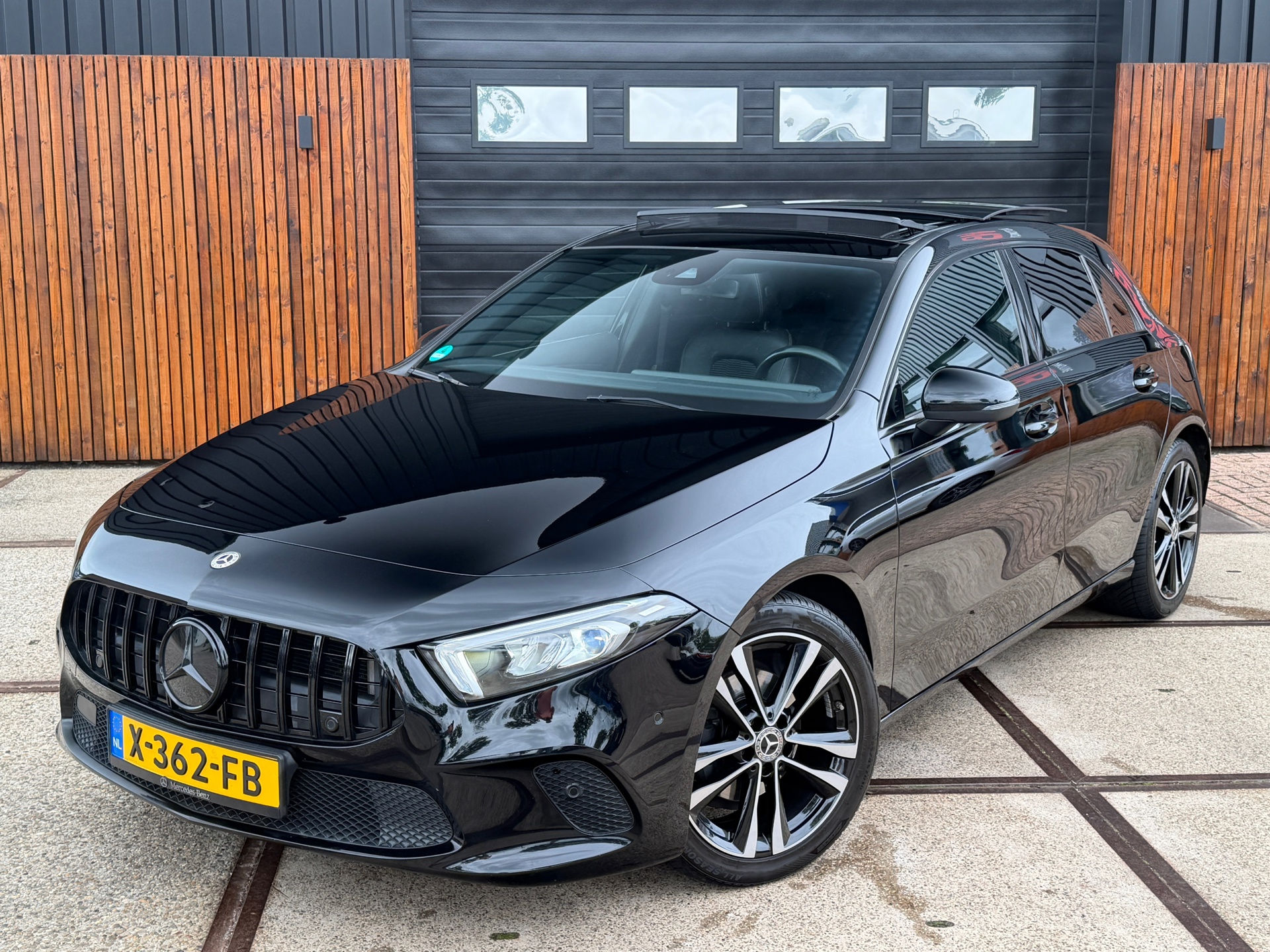 Mercedes-Benz A 180 180 Pano | Sfeerverlichting | Leder | 18'' met zgan all season 2019 - voorkant