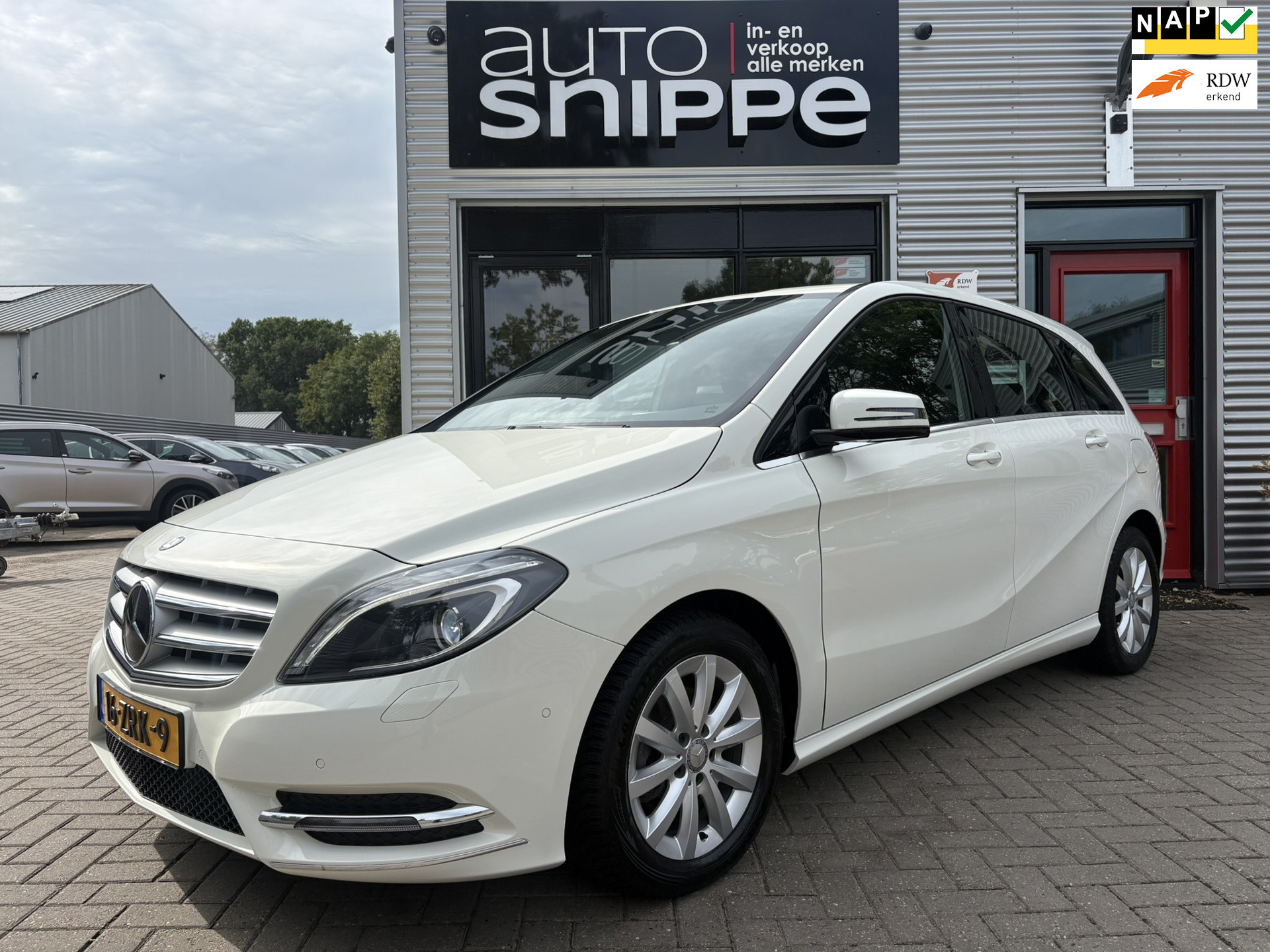 Mercedes-Benz B 180 180 Ambition -AUTOMAAT-DEALER ONDERHOUDEN-1STE EIGENAAR-XENON-CAMERA-AIRCO-CRUISECONTROL-ORIGINEEL NL! 2013 - voorkant