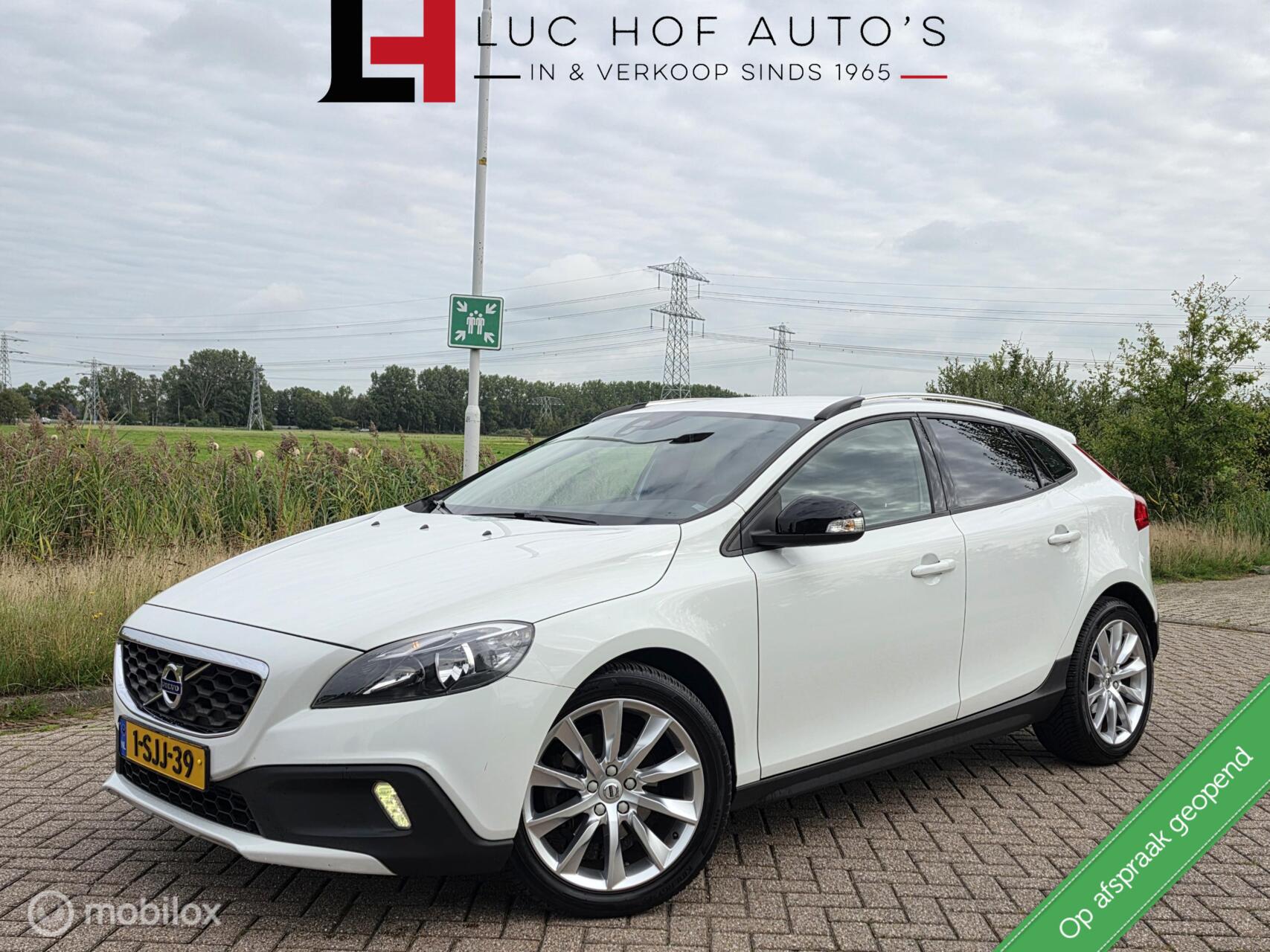 Volvo V40 Cross Country 1.6 D2 Kinetic APK 10-2027! 2013 - voorkant