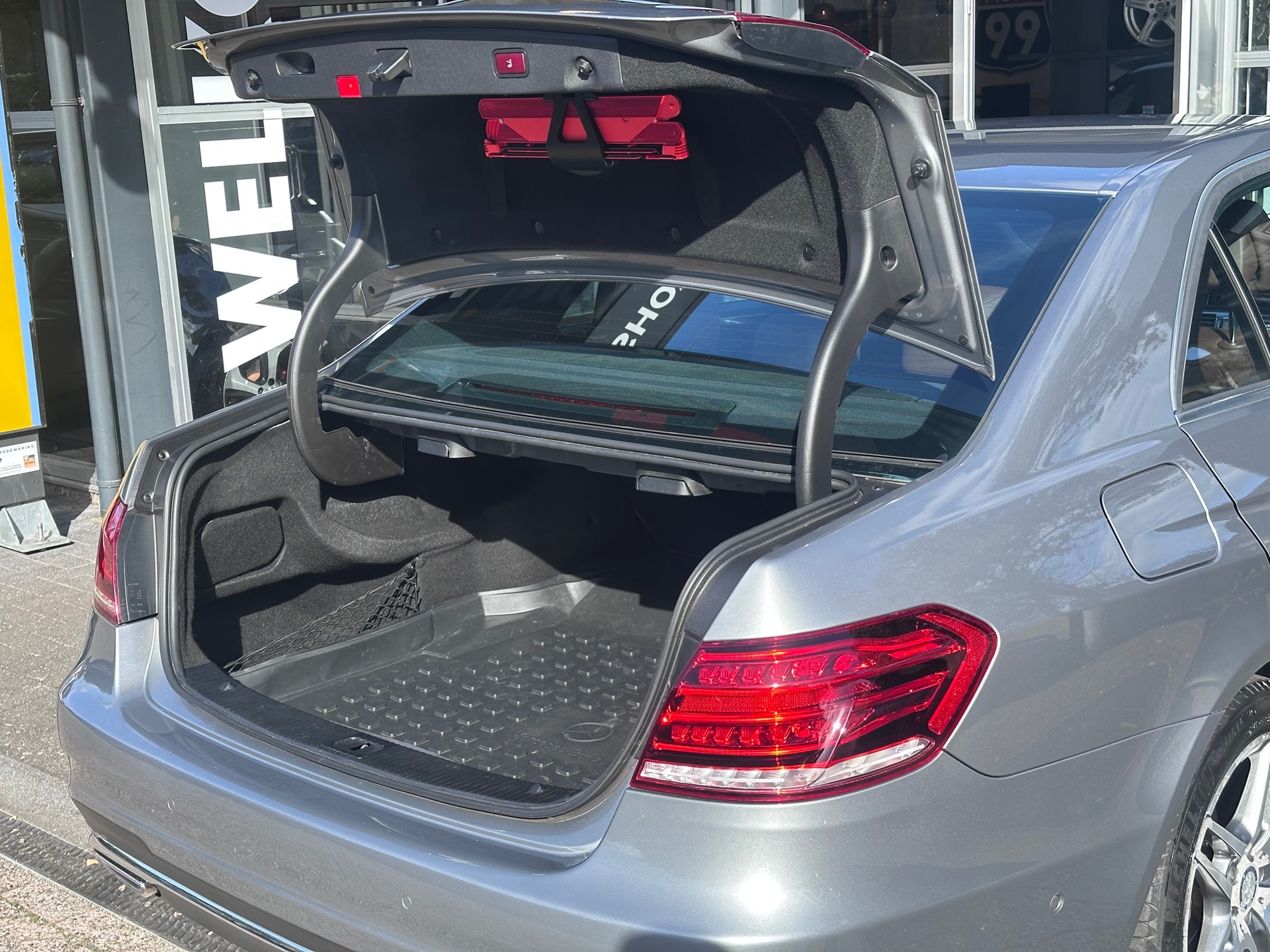 Foto van Mercedes-Benz E 200