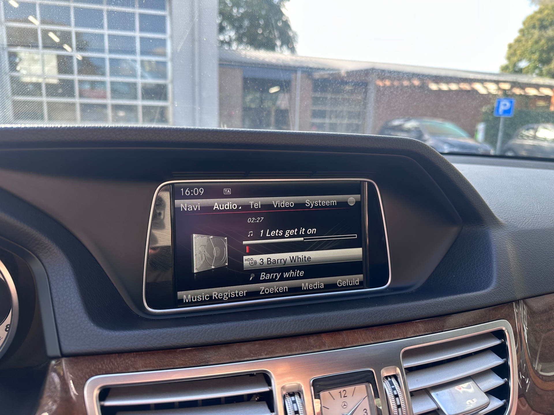 Foto van Mercedes-Benz E 200