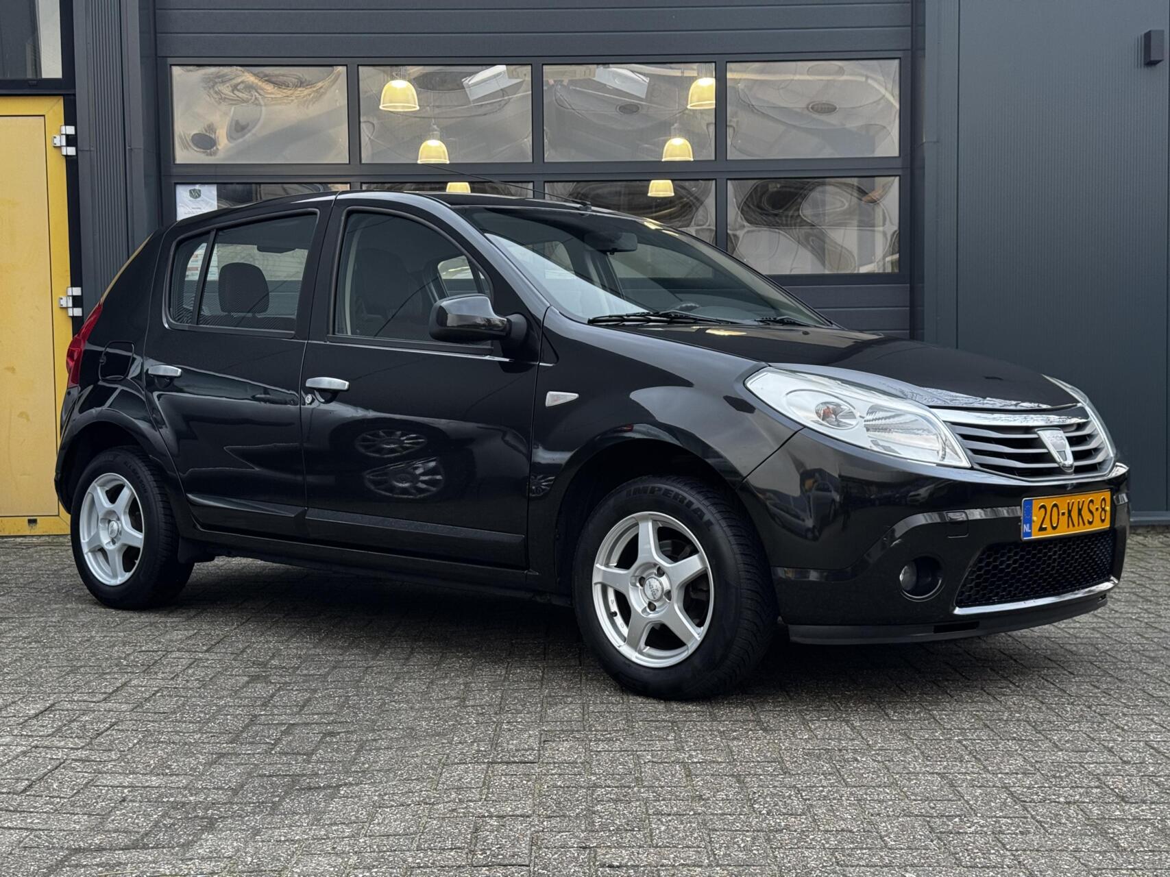 Dacia Sandero 1.2 Lauréate | Airco | trekhaak 2010 - voorkant