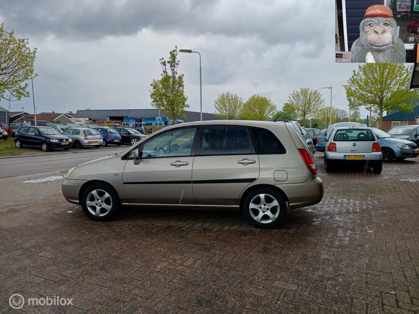 Foto van Suzuki Liana
