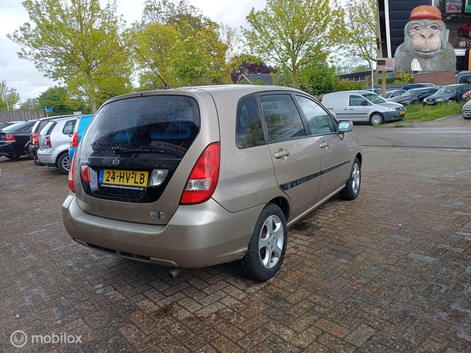 Foto van Suzuki Liana