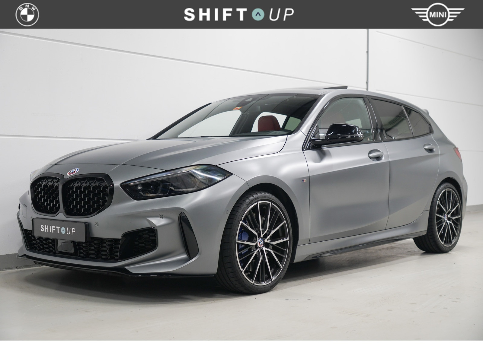 BMW M135i xDrive M135i xDrive Panoramadak | Harman Kardon | Head Up | ACC | Stuurverwarming 2022 - voorkant