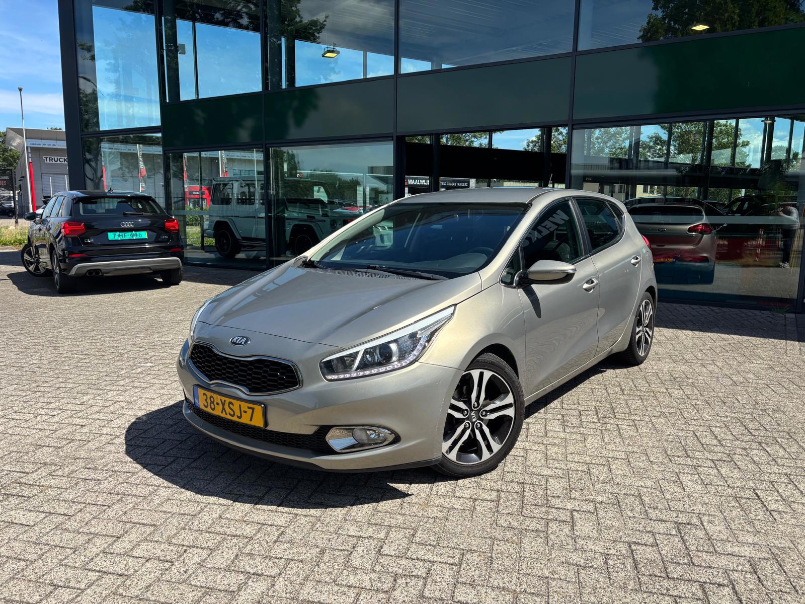 Kia Cee D 1.6 GDI Comfort Pack INRUILKANJER! (Airco, Cruise Control, Stoel/Stuurverwarming, Multimedia, NL-auto, Goed, ondh) 2012 - voorkant