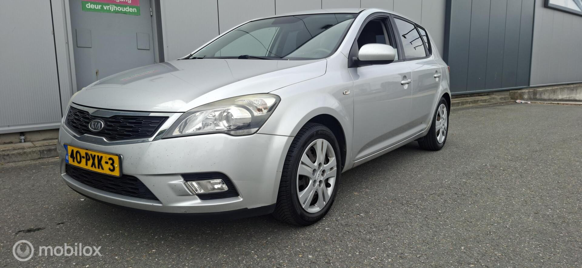 Kia Cee D 1.4 CVVT X-ecutive 2011 - voorkant