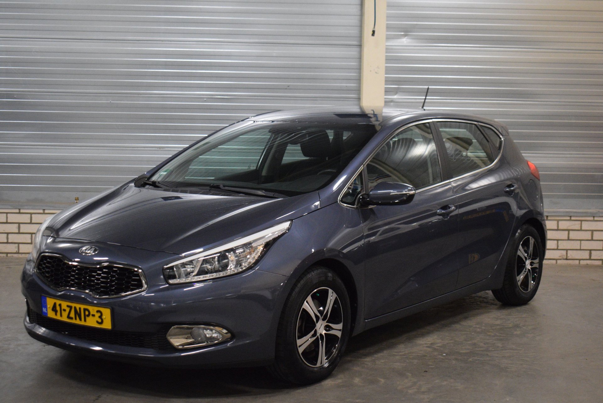 Kia Cee D 1.6 GDI Plus Pack 73.000KM Dealer Onderhouden+ Navigatie|Bluetooth|Camera|Trekhaak| 2013 - voorkant