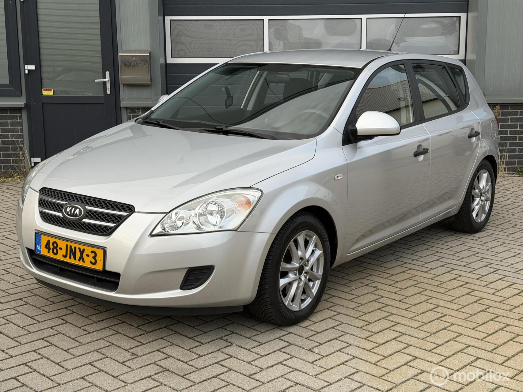 Kia Cee D 1.6 hatchbak 5 DEURS/ O. HISTORIE/ NAP/ AIRCO/ APK 2009 - voorkant