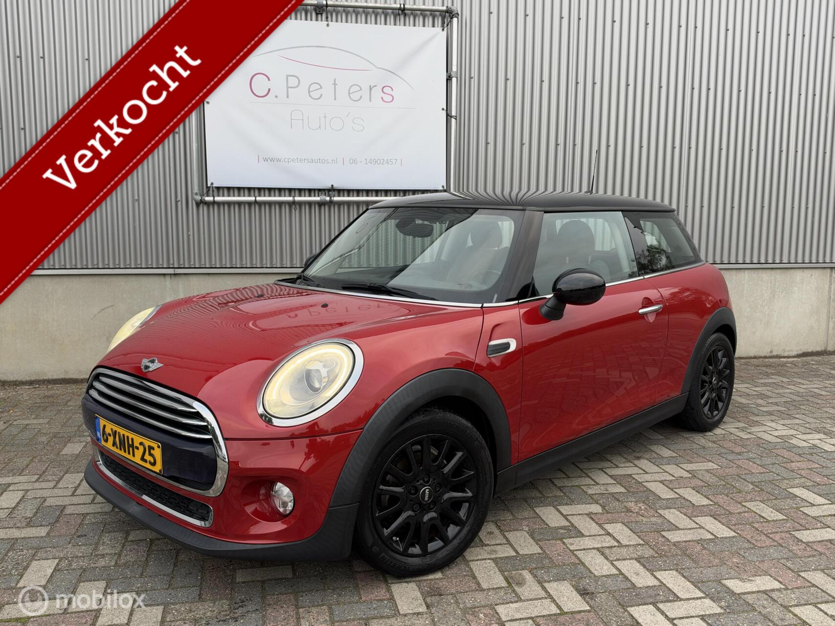 Mini Cooper 1.5 Cooper 136pk First Born Edition 2014 / Navigatie / Keyless / LED koplampen / Half leder / 1e eigenaar / Dealeronderhouden NAP 2014 - voorkant