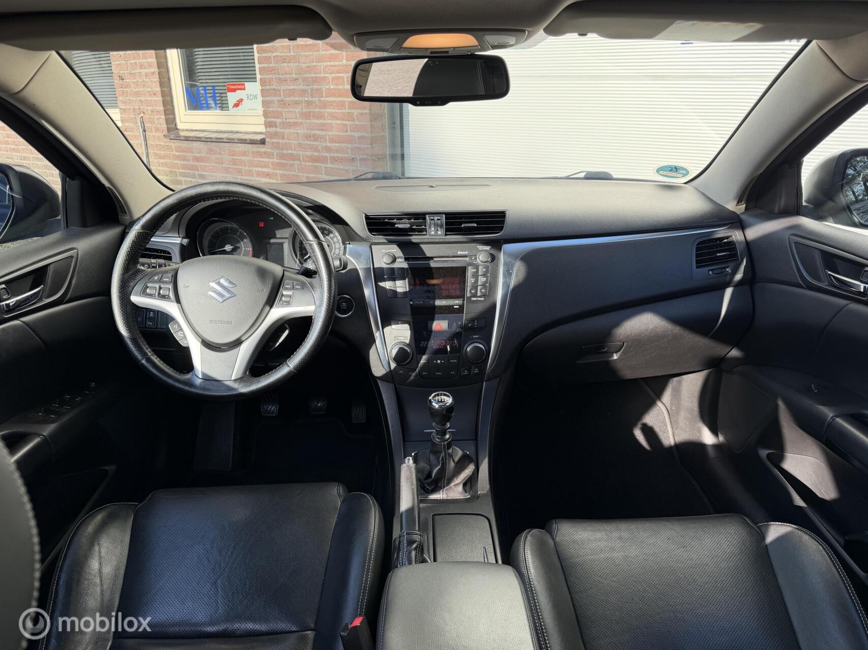 Foto van Suzuki Kizashi