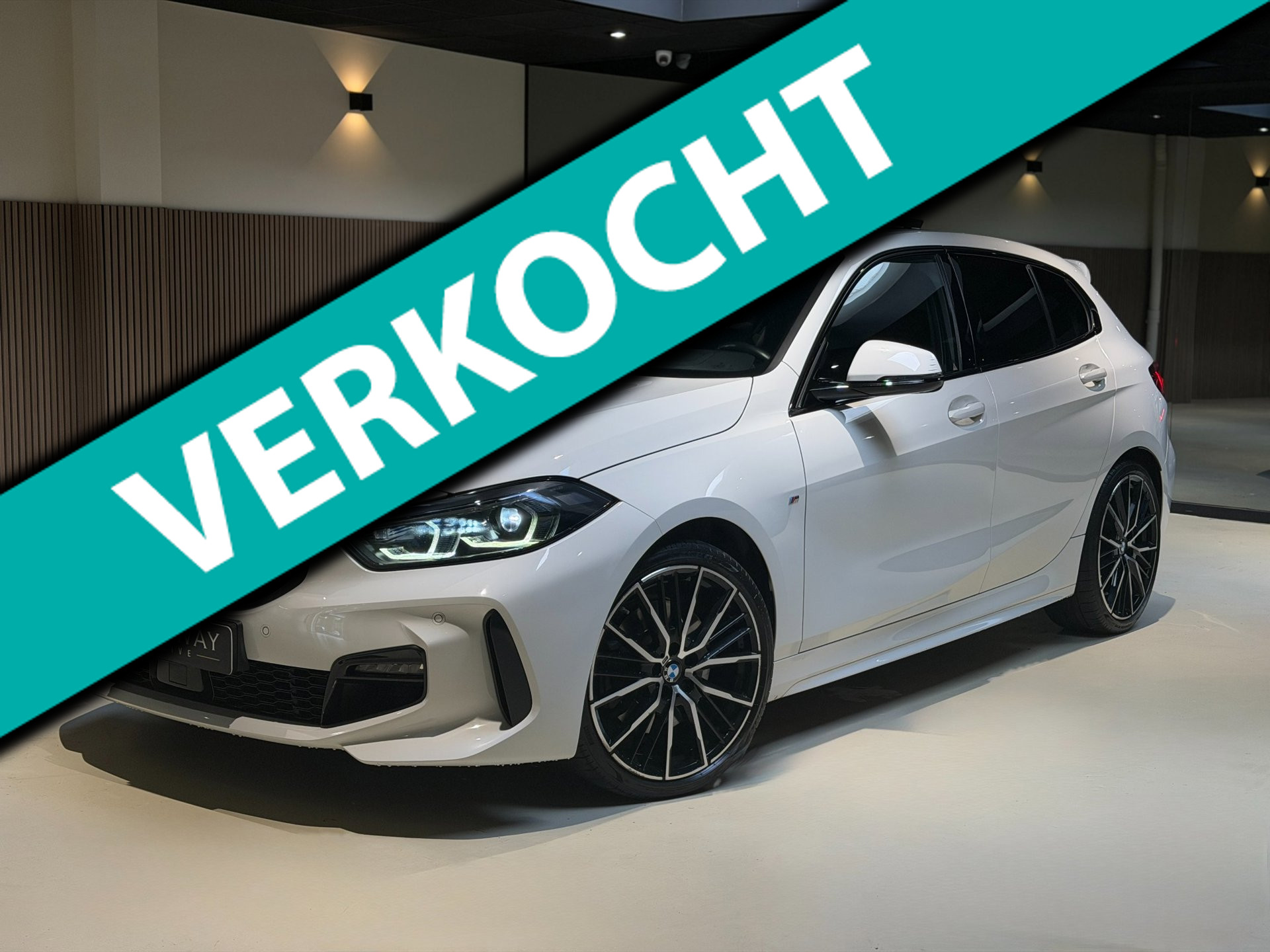 BMW 120i 120i High Executive|Pano|HUD|Keyless|Sfeer 2021 - voorkant