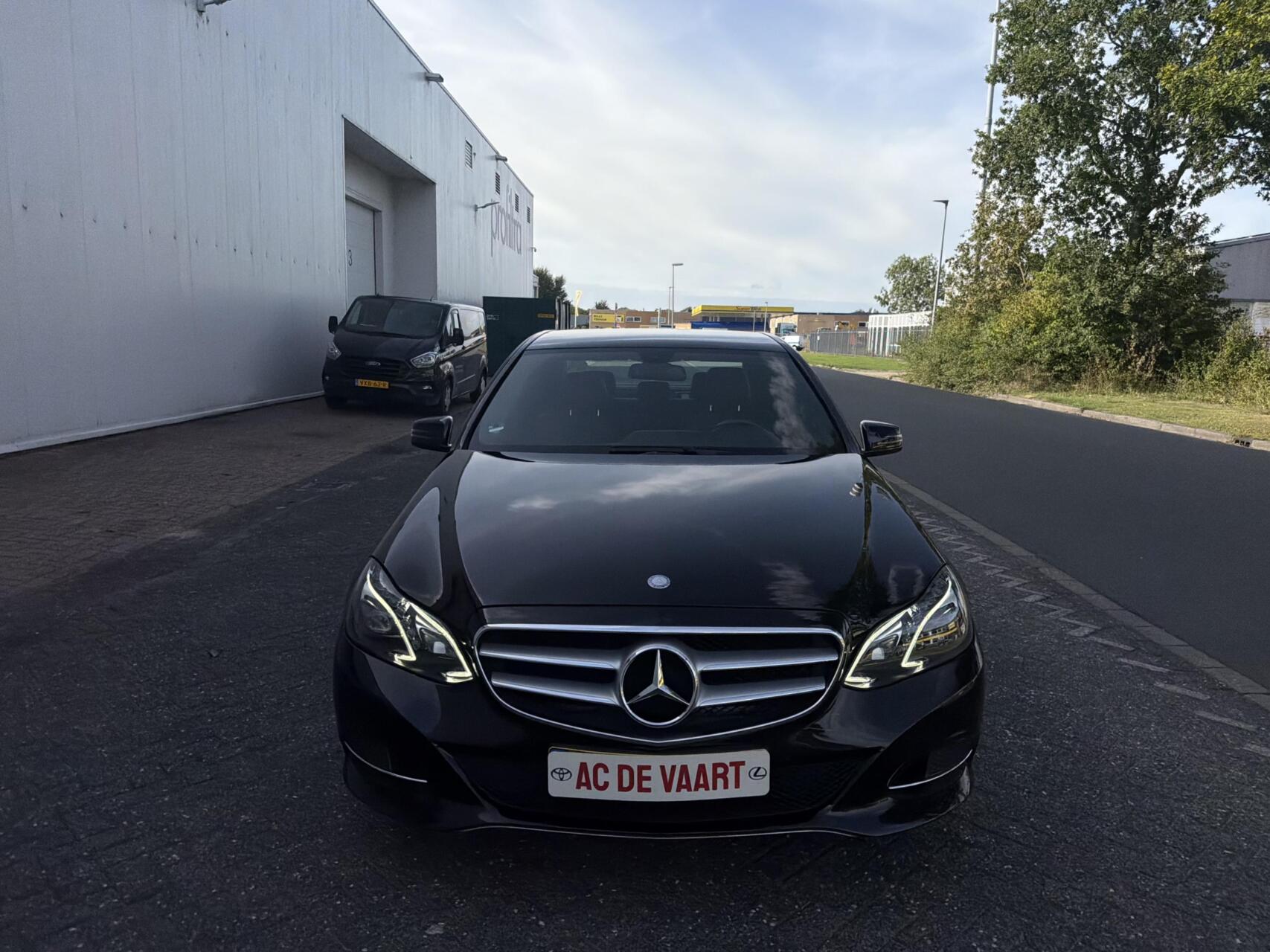 Mercedes-Benz E 200 200 Ambition Avantgarde - NAVI/PDC/LED/NAP 2013 - voorkant