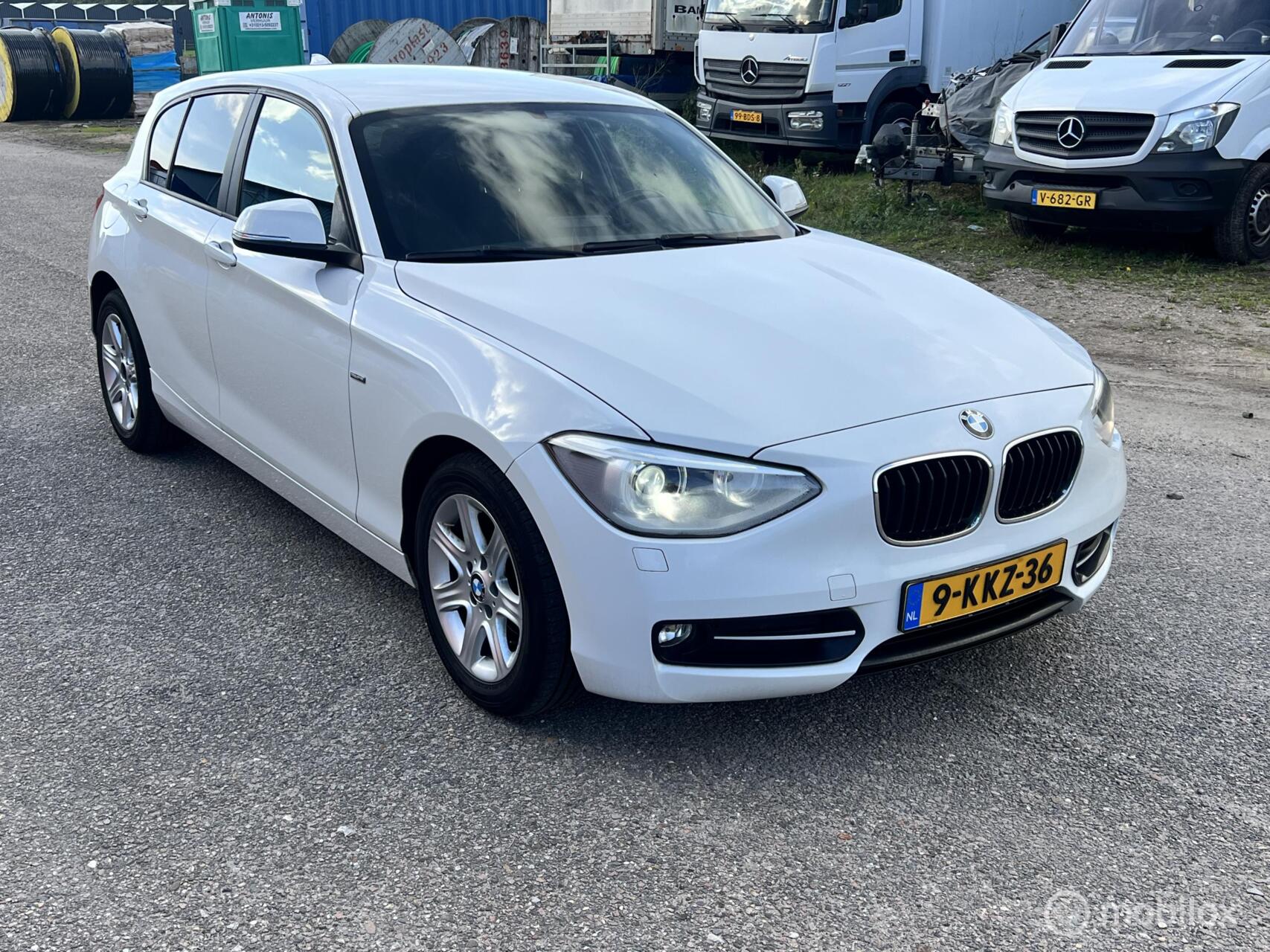 BMW 118d 118d Business Automaat *Auto rookt* 2013 - voorkant