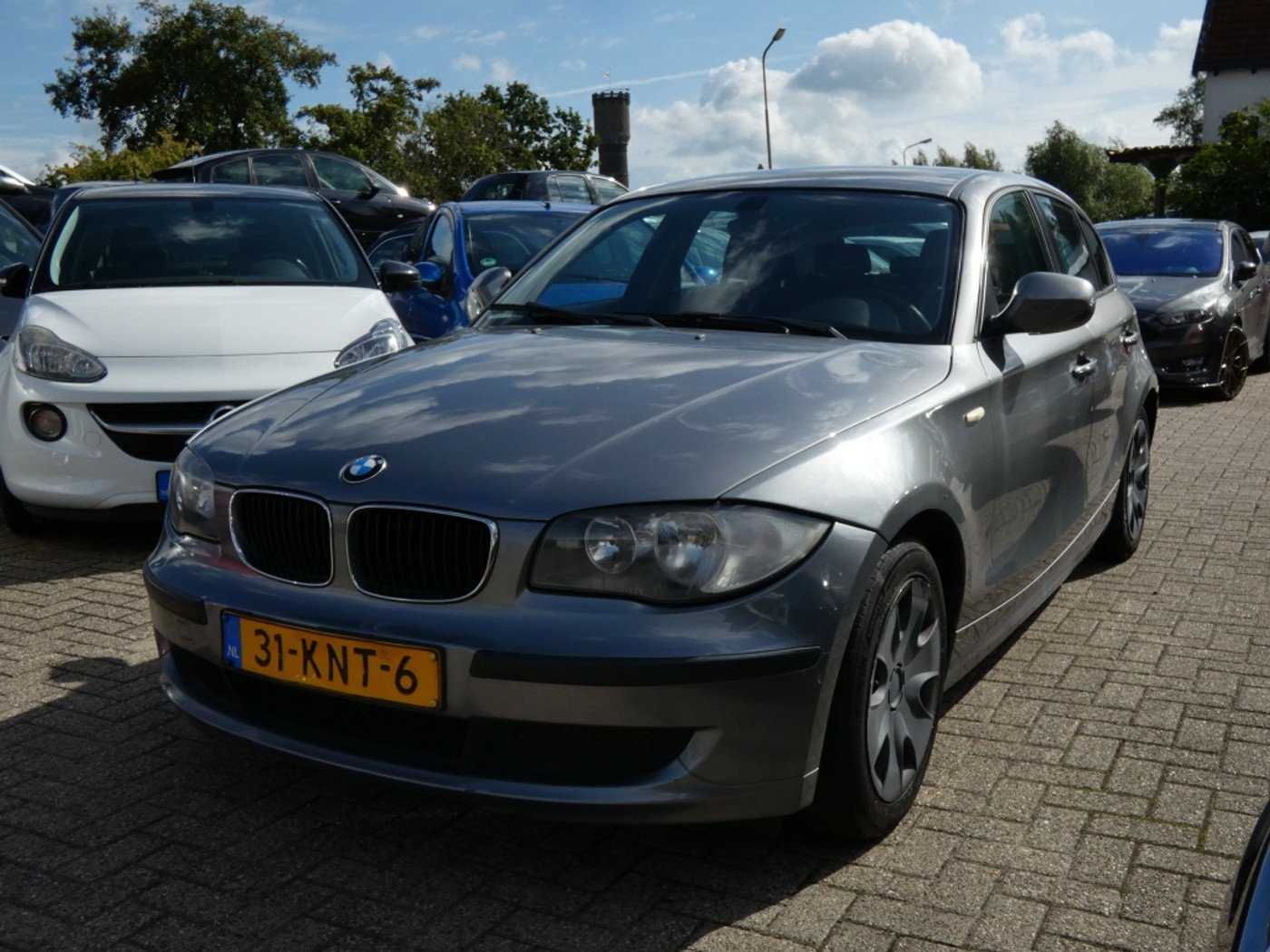 BMW 1er Reihe 116i NWE APK/AIRCO/CRUISE-CONTROL/ 2010 - voorkant