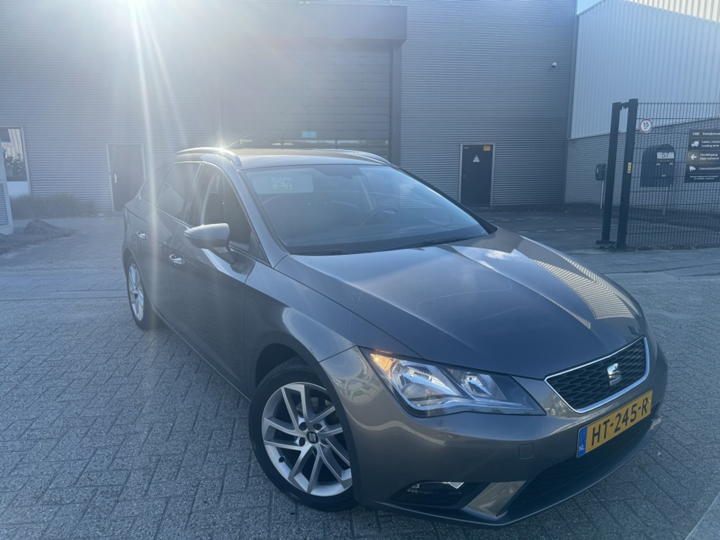 Seat Leon ST 1.6 TDI NAVI CLIMA CARPLAY SENS FRIS 2015 - voorkant